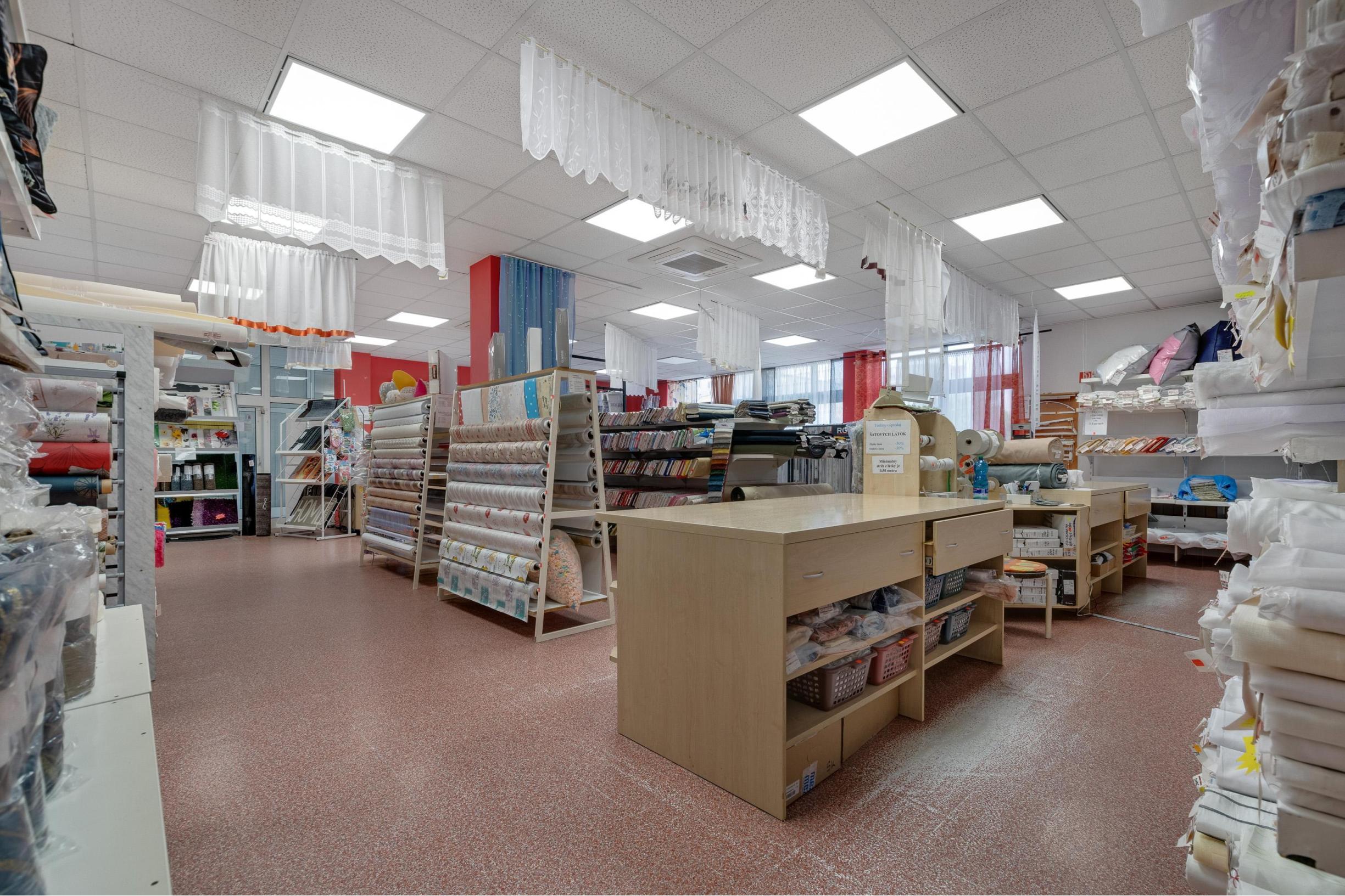 Priestranný obchodný priestor v centre Malaciek s množstvom skladových priestorov