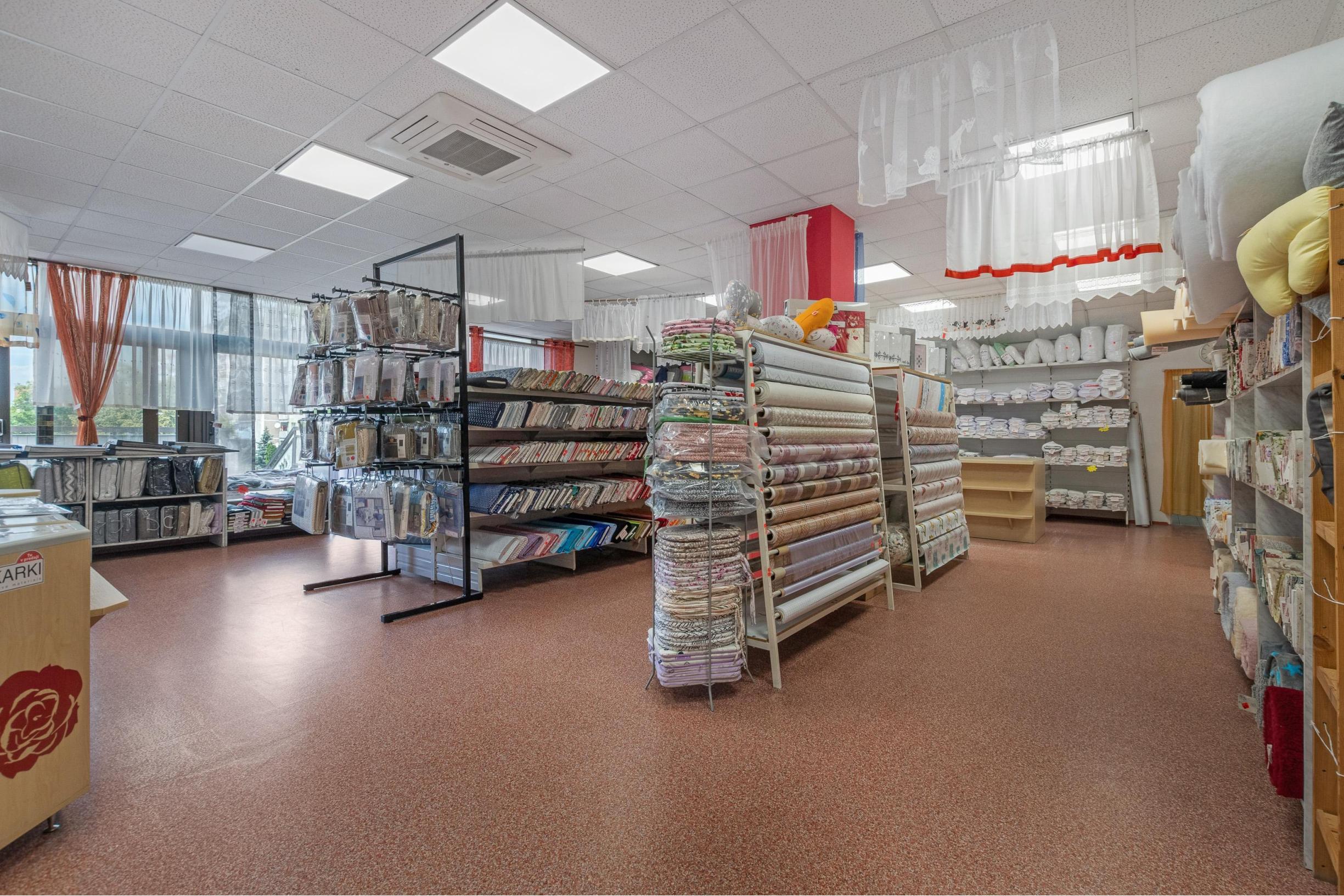 Priestranný obchodný priestor v centre Malaciek s množstvom skladových priestorov