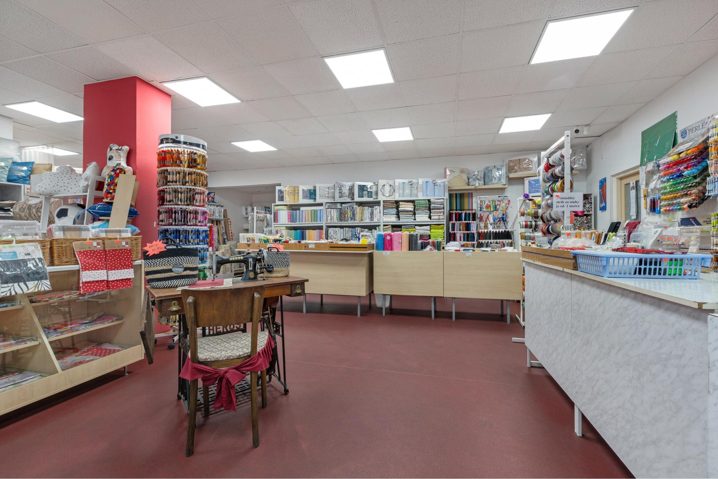 Priestranný obchodný priestor v centre Malaciek s množstvom skladových priestorov