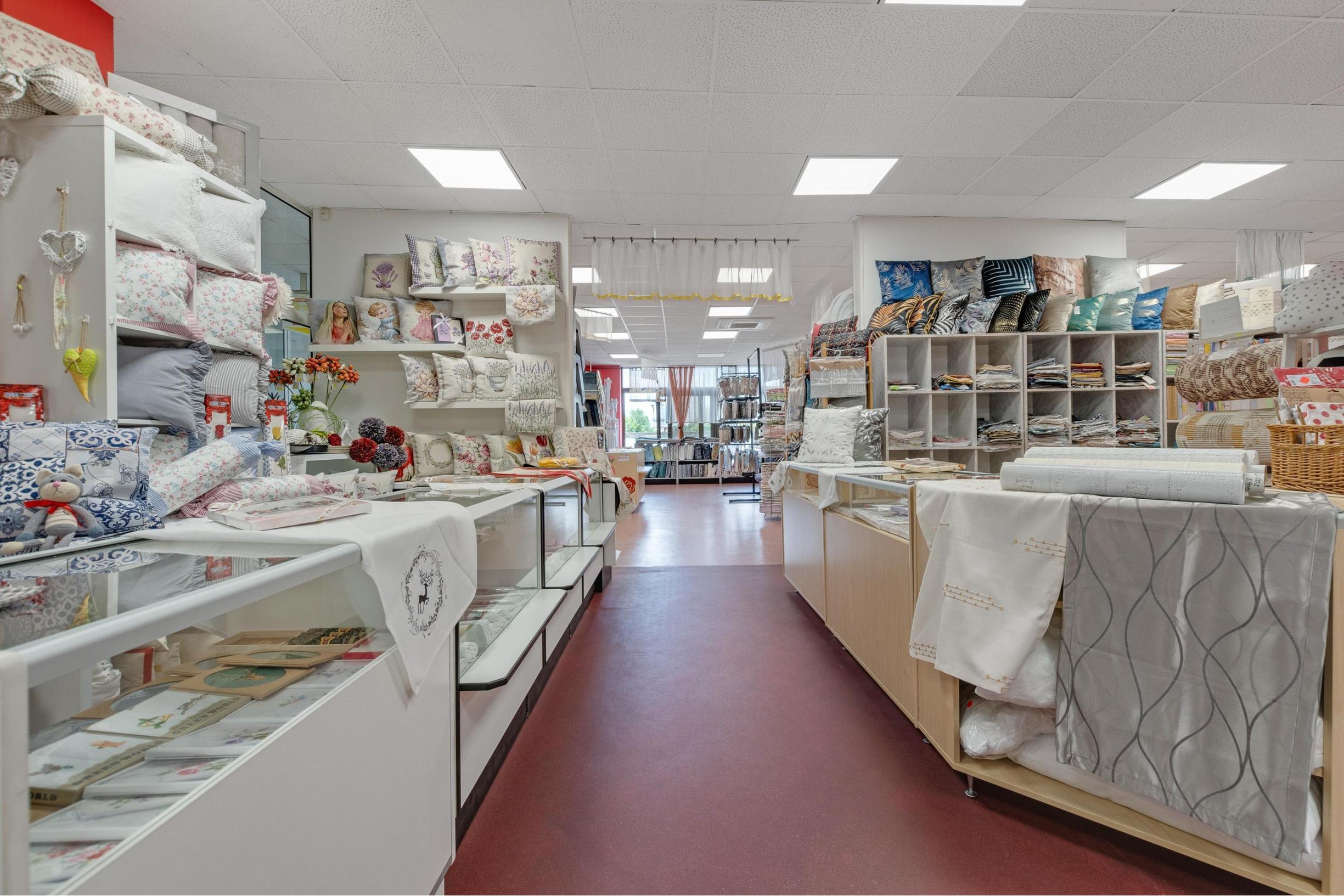 Priestranný obchodný priestor v centre Malaciek s množstvom skladových priestorov