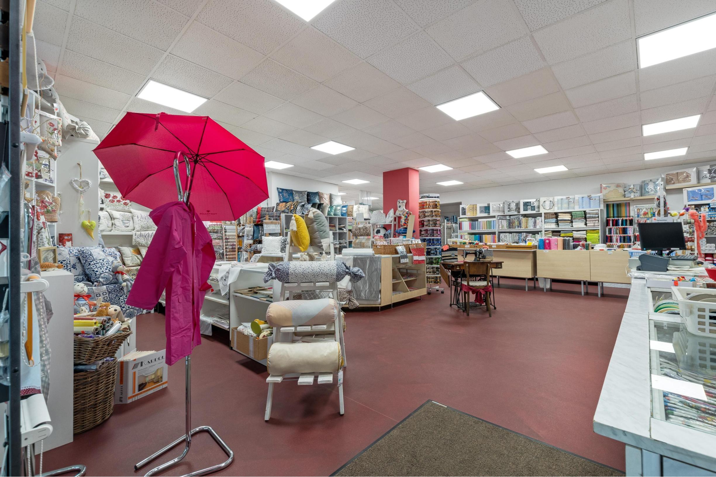 Priestranný obchodný priestor v centre Malaciek s množstvom skladových priestorov