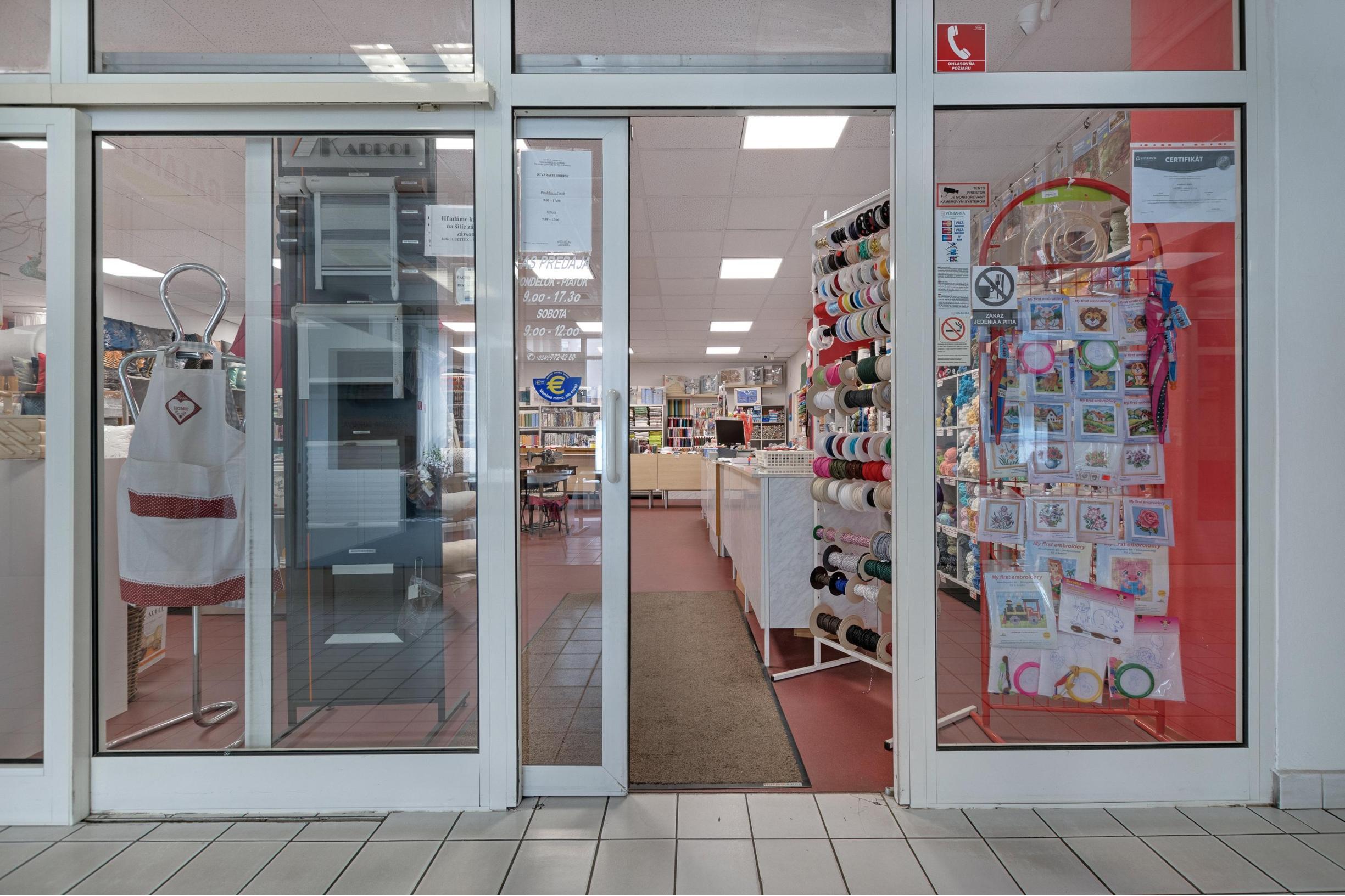 Priestranný obchodný priestor v centre Malaciek s množstvom skladových priestorov