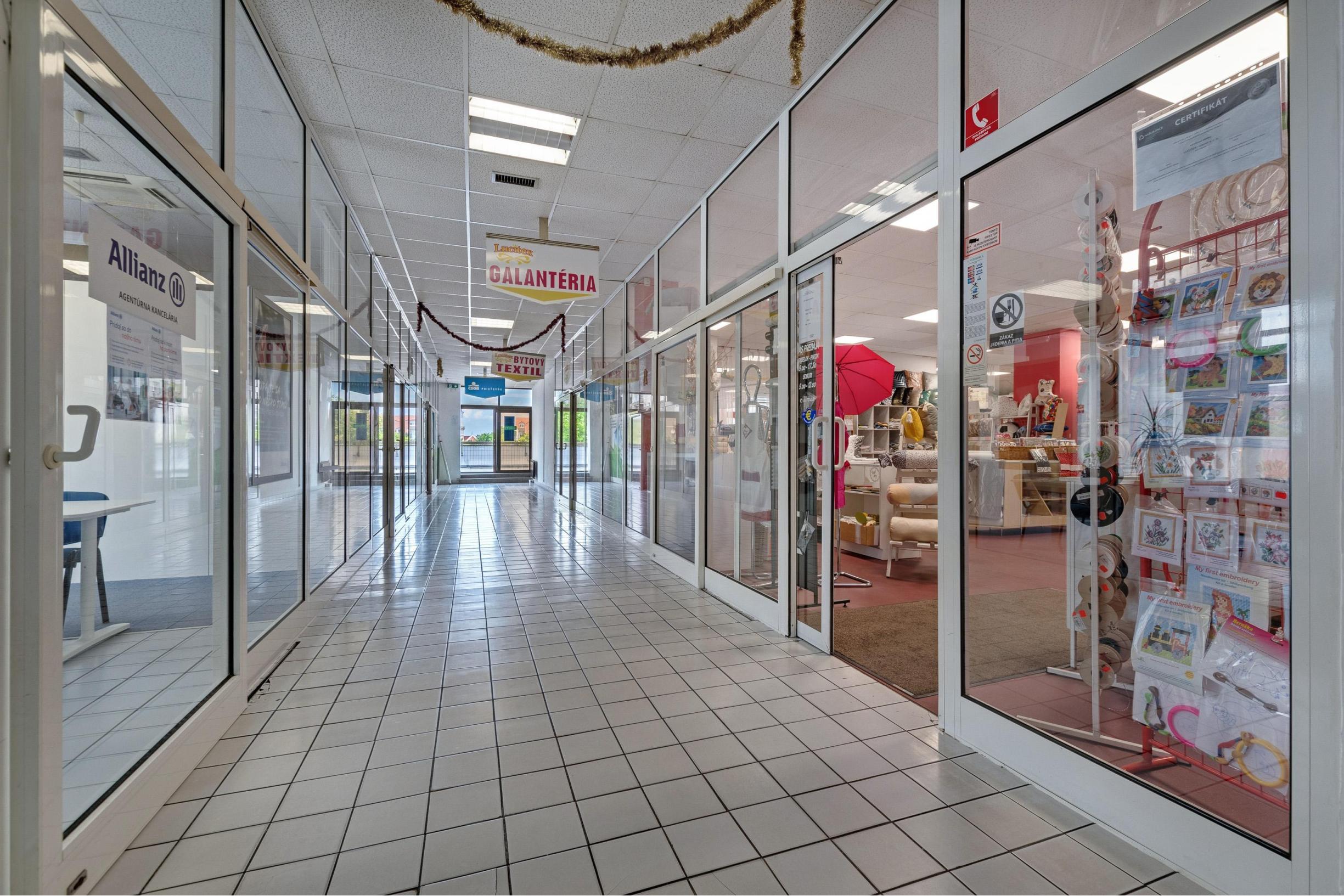 Priestranný obchodný priestor v centre Malaciek s množstvom skladových priestorov