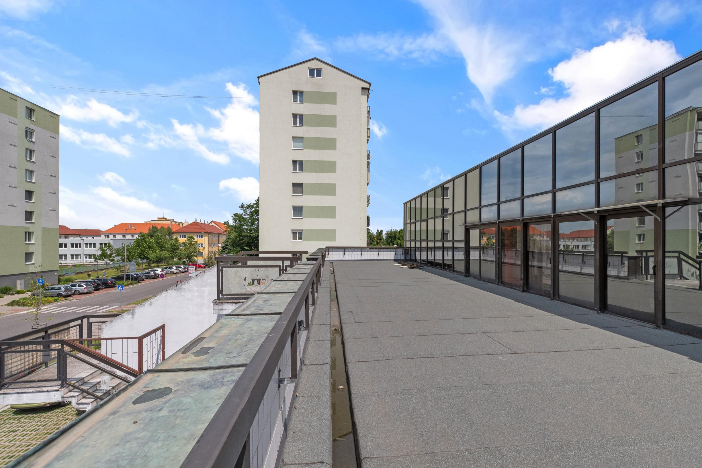 Priestranný obchodný priestor v centre Malaciek s množstvom skladových priestorov