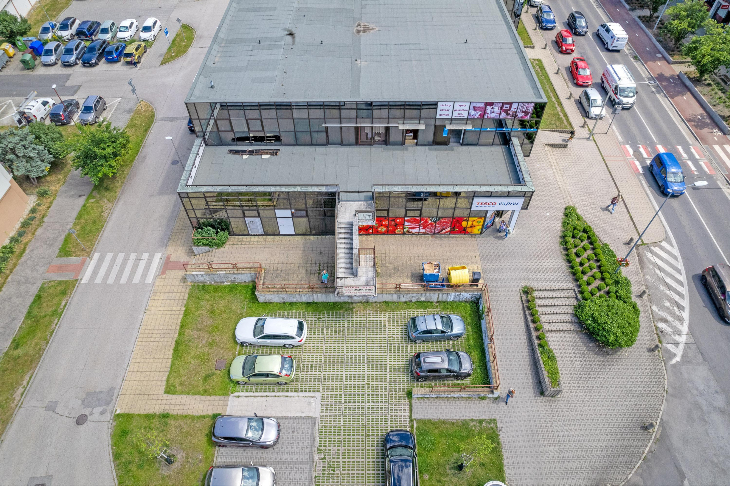 Priestranný obchodný priestor v centre Malaciek s množstvom skladových priestorov