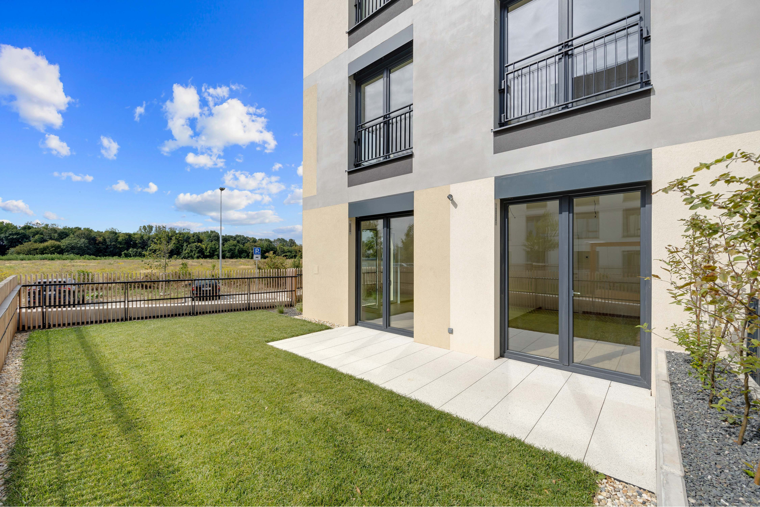 Priestranný 4-izbový byt s dvomi predzáhradkami v projekte Nesto-Petržalka