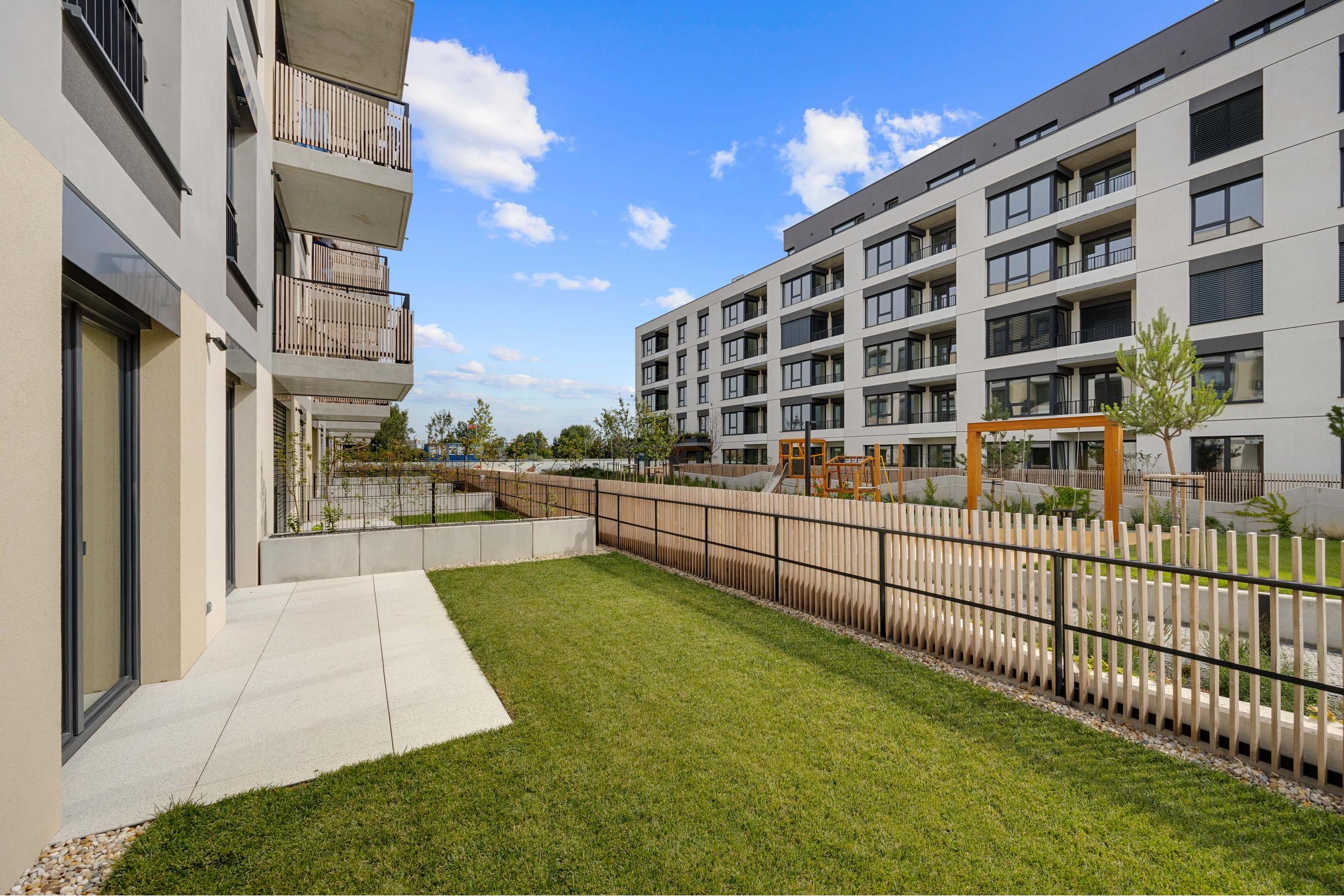 Priestranný 4-izbový byt s dvomi predzáhradkami v projekte Nesto-Petržalka