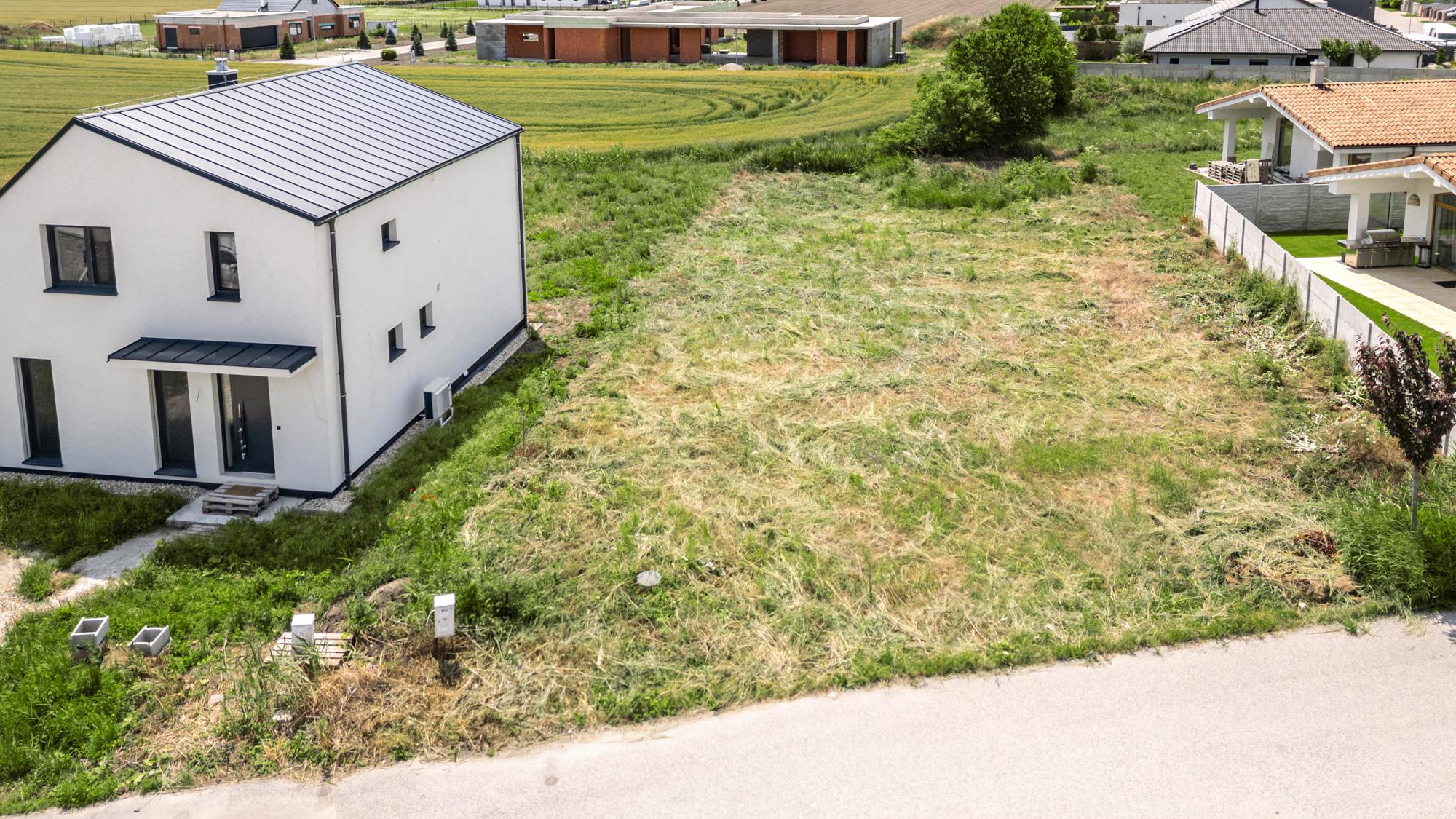 Stavebný pozemok 801 m² v slepej ulici – ideálne miesto pre váš rodinný dom v Kvetoslavove