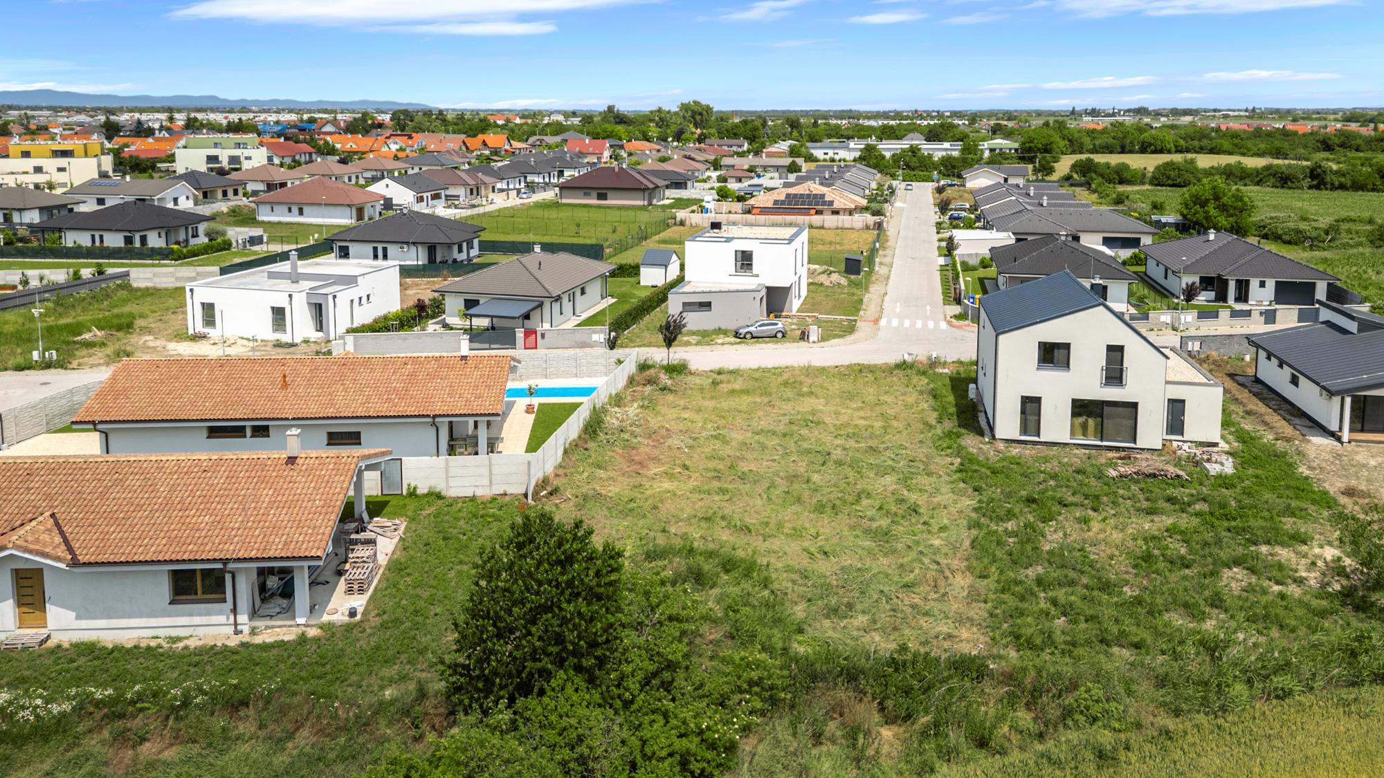 Stavebný pozemok 801 m² v slepej ulici – ideálne miesto pre váš rodinný dom v Kvetoslavove