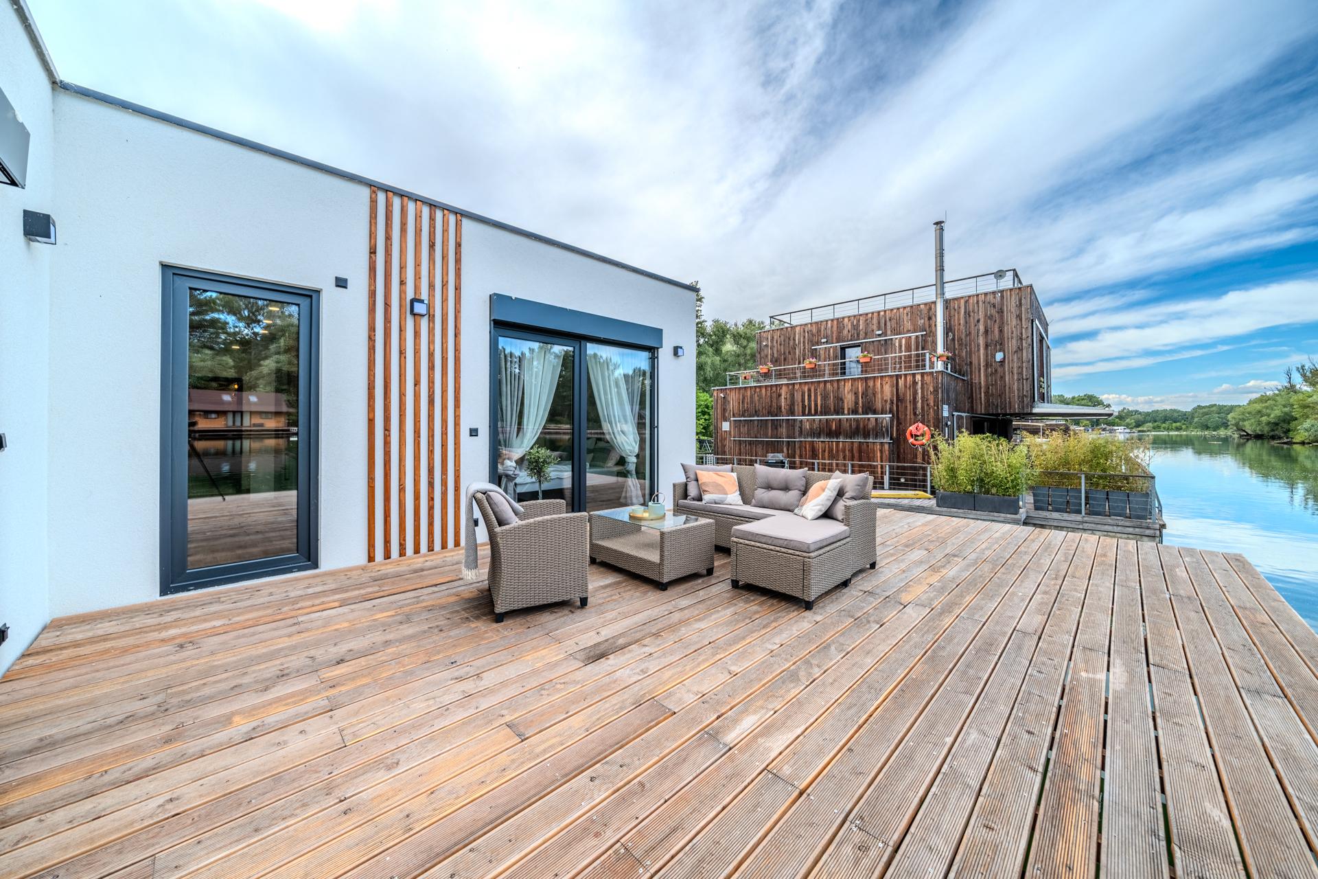 Exkluzívna novostavba hausbótu s veľkorysou terasou a výhľadom na Jarovecké rameno