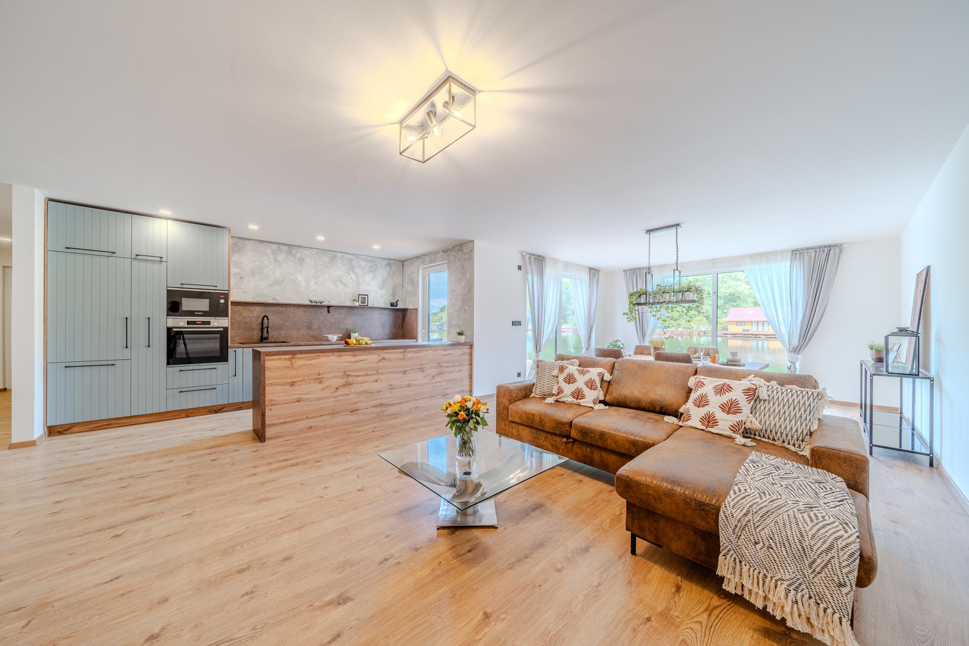 Exkluzívna novostavba hausbótu s veľkorysou terasou a výhľadom na Jarovecké rameno