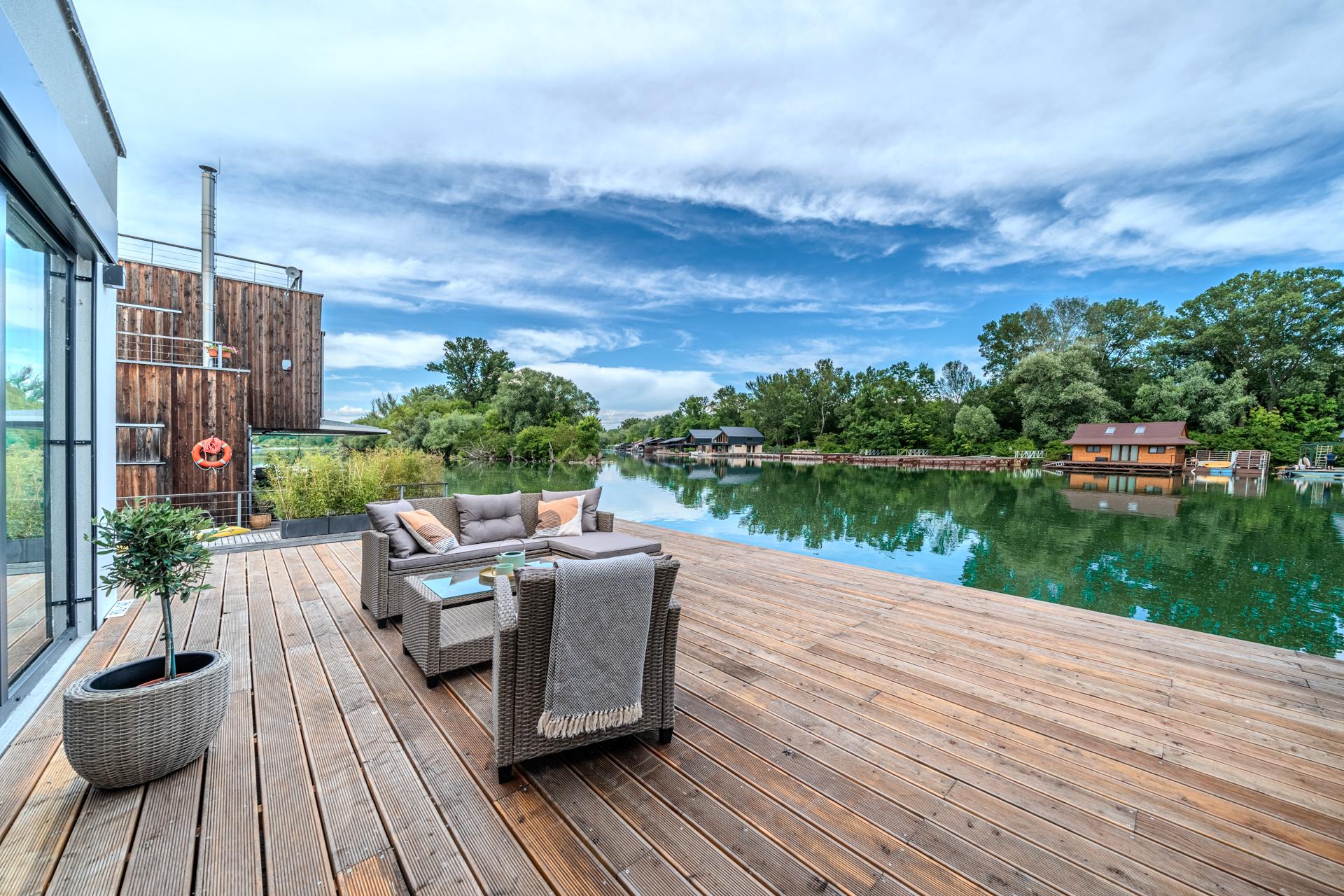 Exkluzívna novostavba hausbótu s veľkorysou terasou a výhľadom na Jarovecké rameno