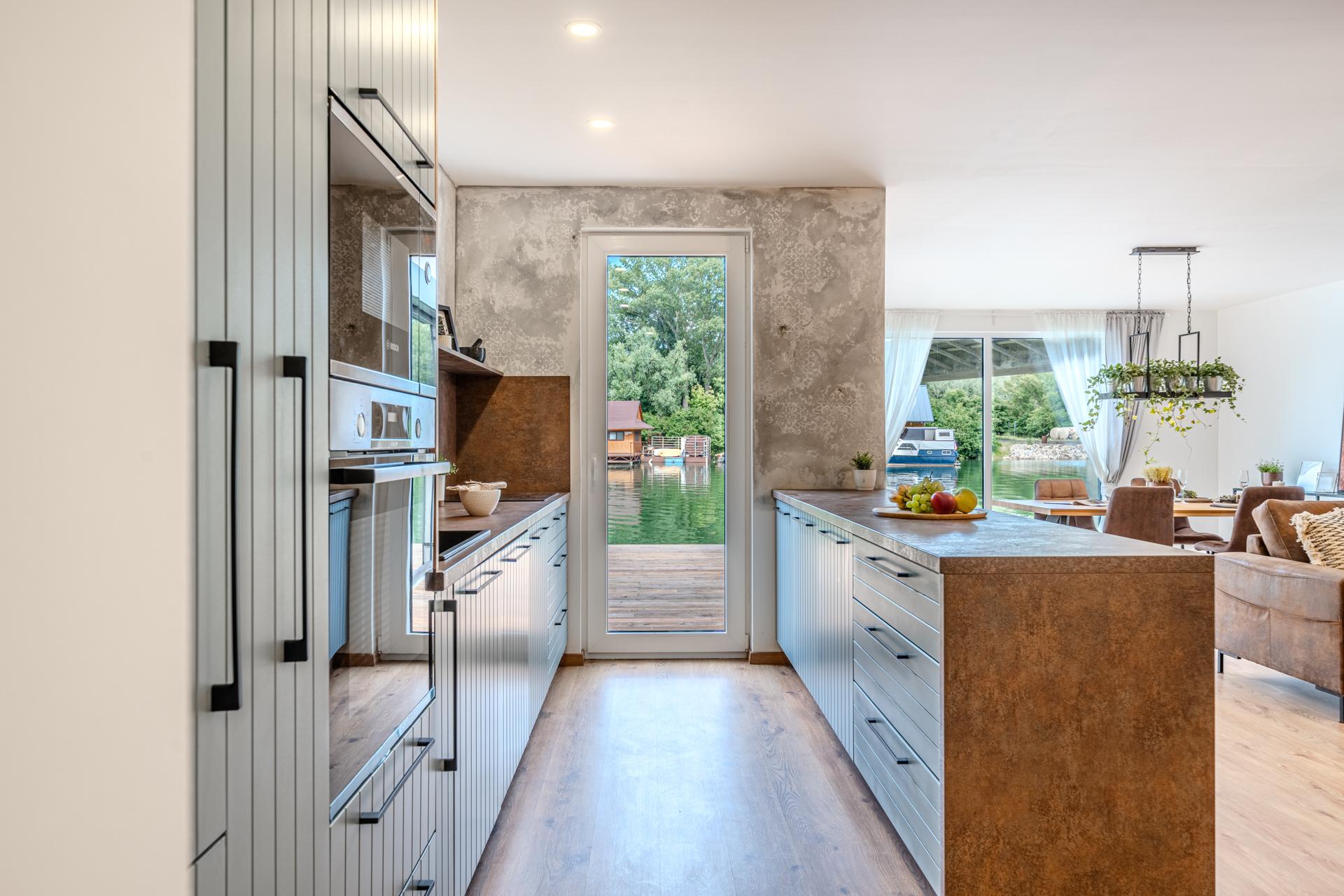 Exkluzívna novostavba hausbótu s veľkorysou terasou a výhľadom na Jarovecké rameno