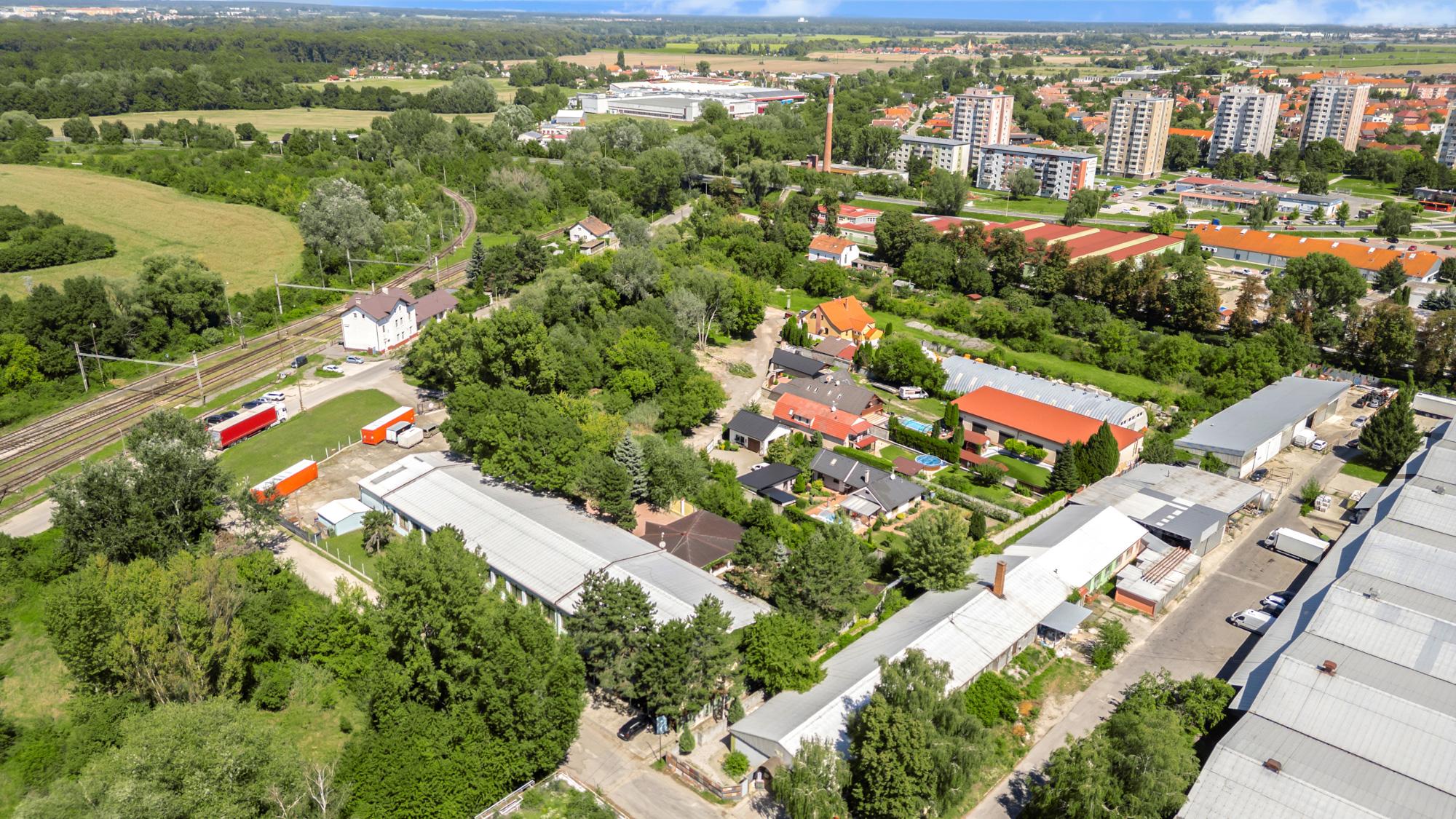 ZNÍŽENÁ CENA | Komerčný areál s halou, kanceláriami a rodinným domom v meste Holíč