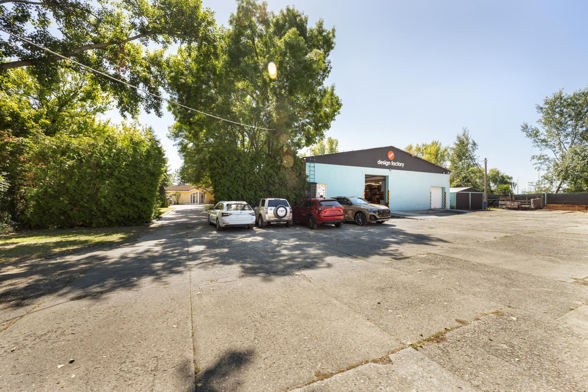 ZNÍŽENÁ CENA | Komerčný areál s halou, kanceláriami a rodinným domom v meste Holíč