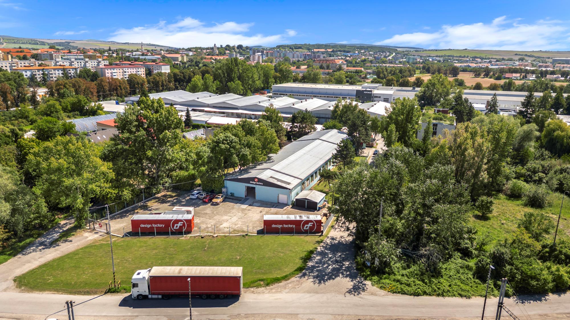 ZNÍŽENÁ CENA | Komerčný areál s halou, kanceláriami a rodinným domom v meste Holíč
