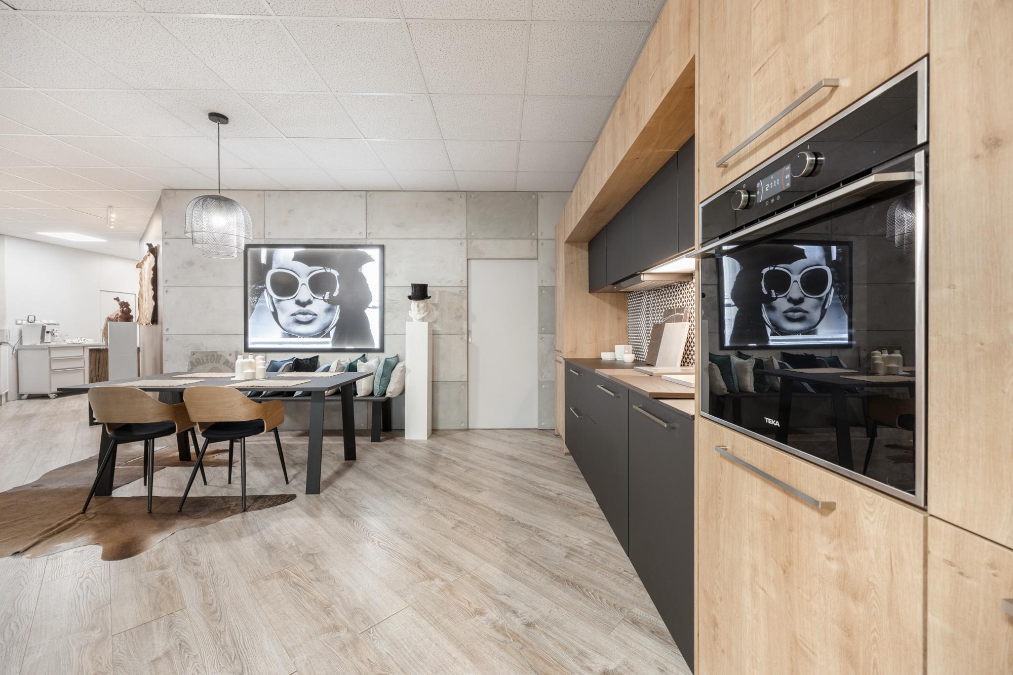 ZNÍŽENÁ CENA | Komerčný areál s halou, kanceláriami a rodinným domom v meste Holíč