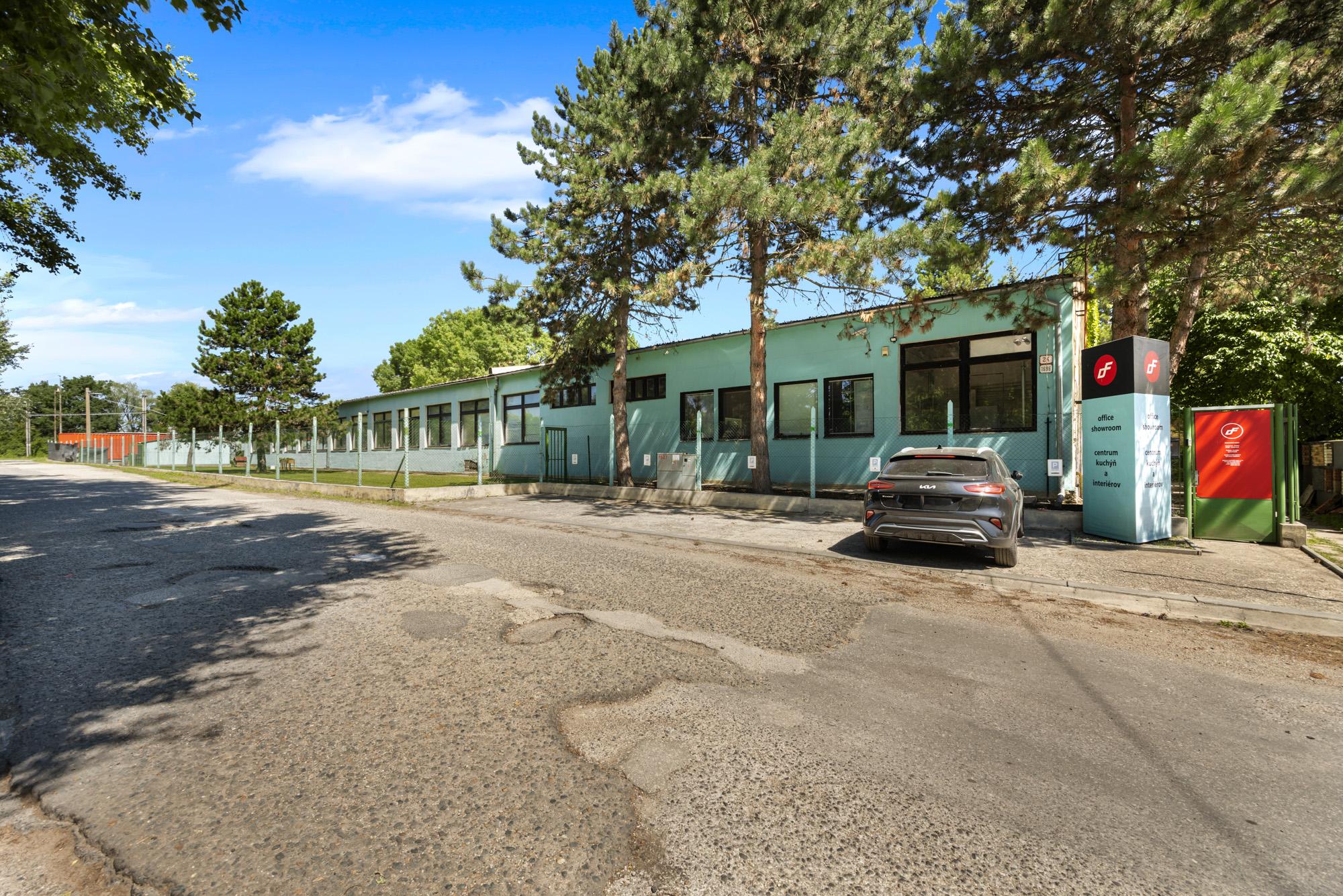 ZNÍŽENÁ CENA | Komerčný areál s halou, kanceláriami a rodinným domom v meste Holíč