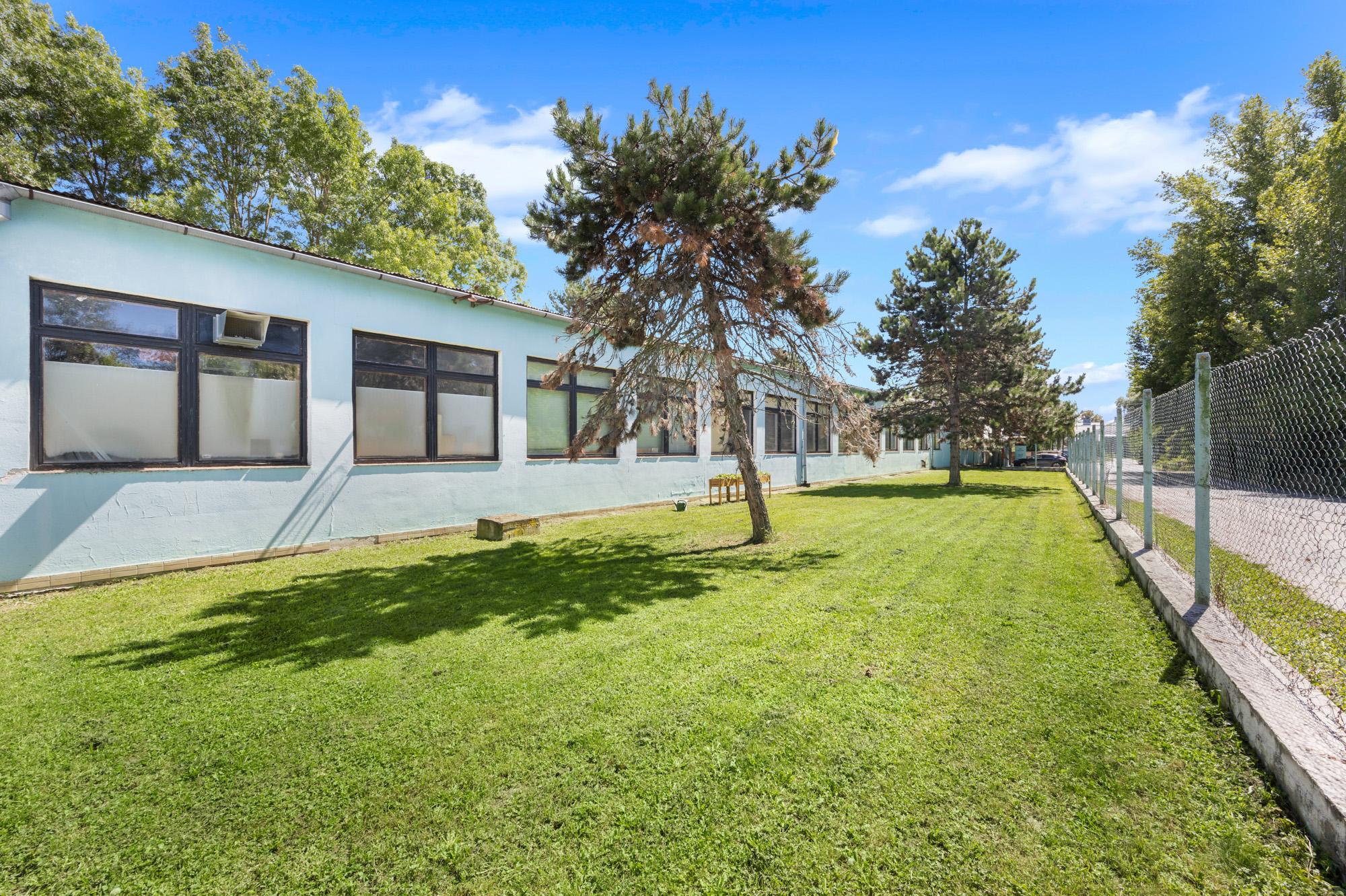 ZNÍŽENÁ CENA | Komerčný areál s halou, kanceláriami a rodinným domom v meste Holíč