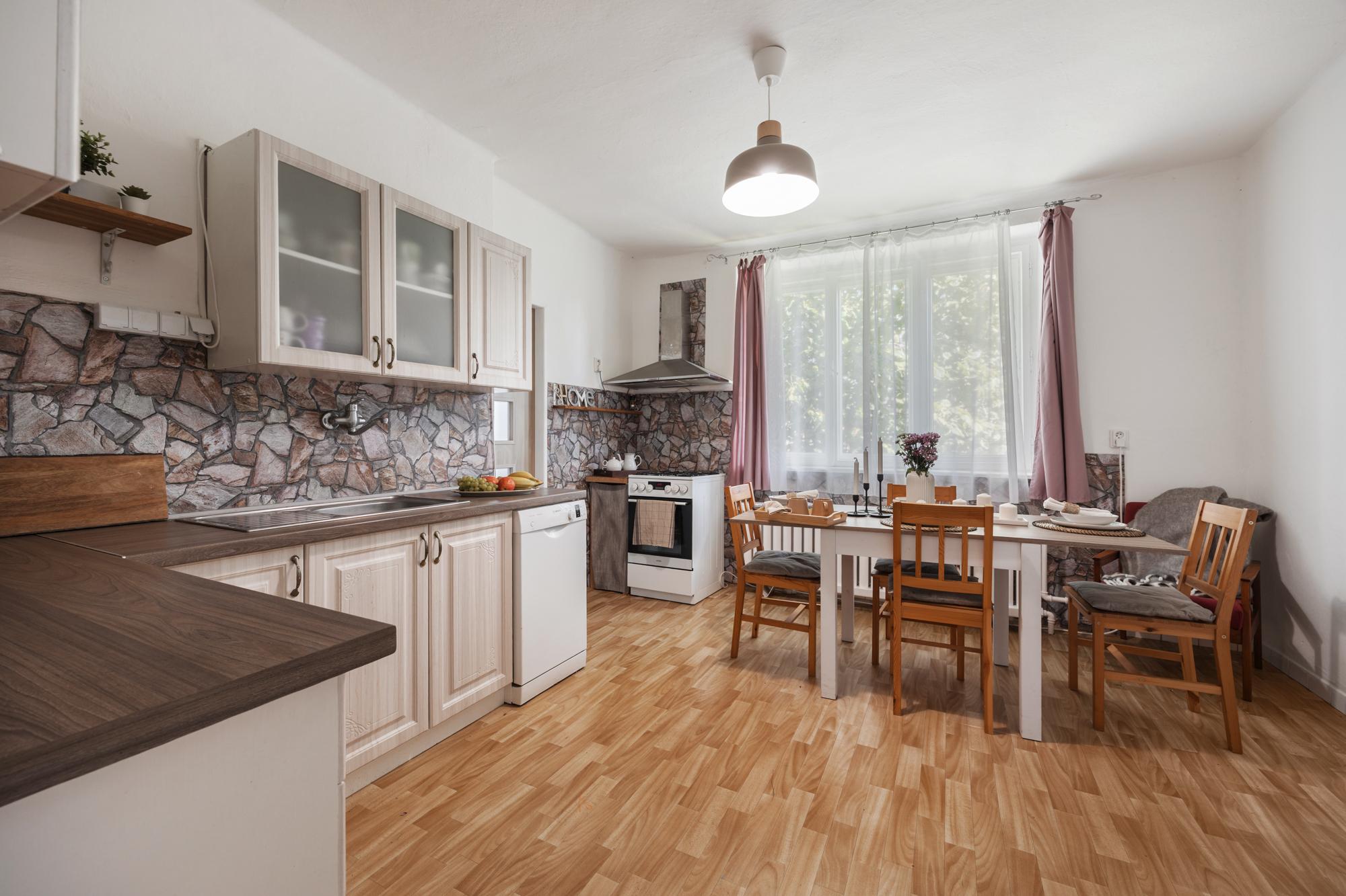 Rodinný domček v obci Zlatno s veľkou záhradou, ktorý ponúka priestor na relax aj každodenný život