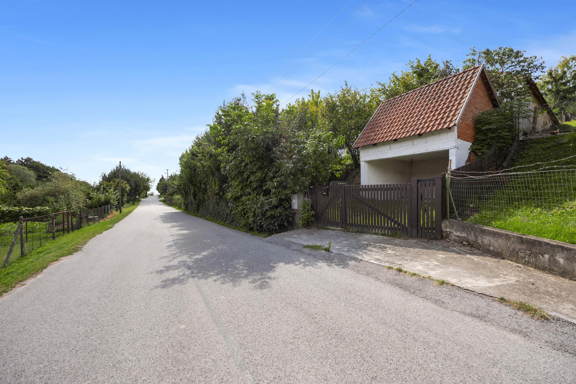 Rodinný domček v obci Zlatno s veľkou záhradou, ktorý ponúka priestor na relax aj každodenný život