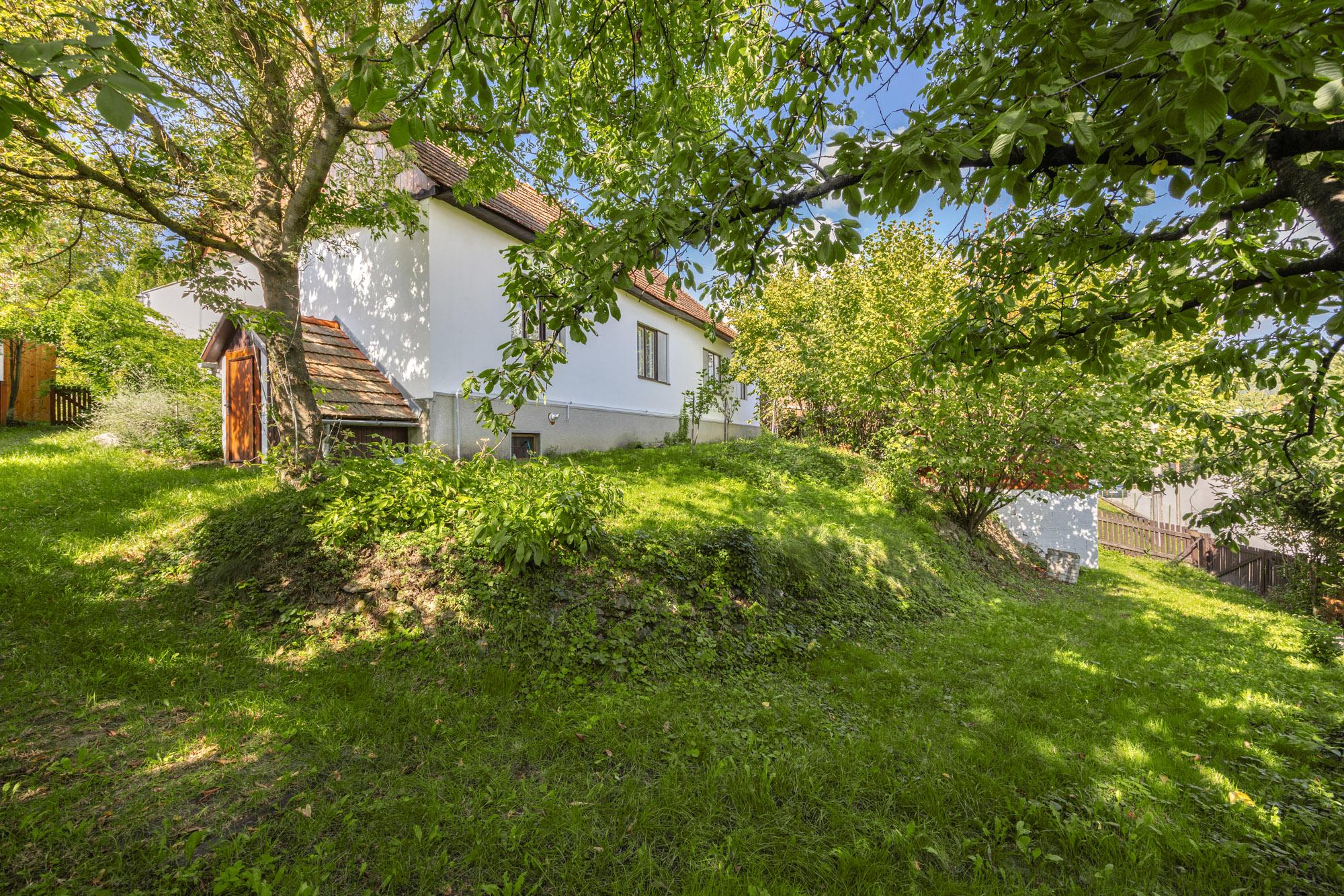 Príjemný domček v obci Zlatno s veľkou záhradou, ideálny na oddych aj trvalé bývanie