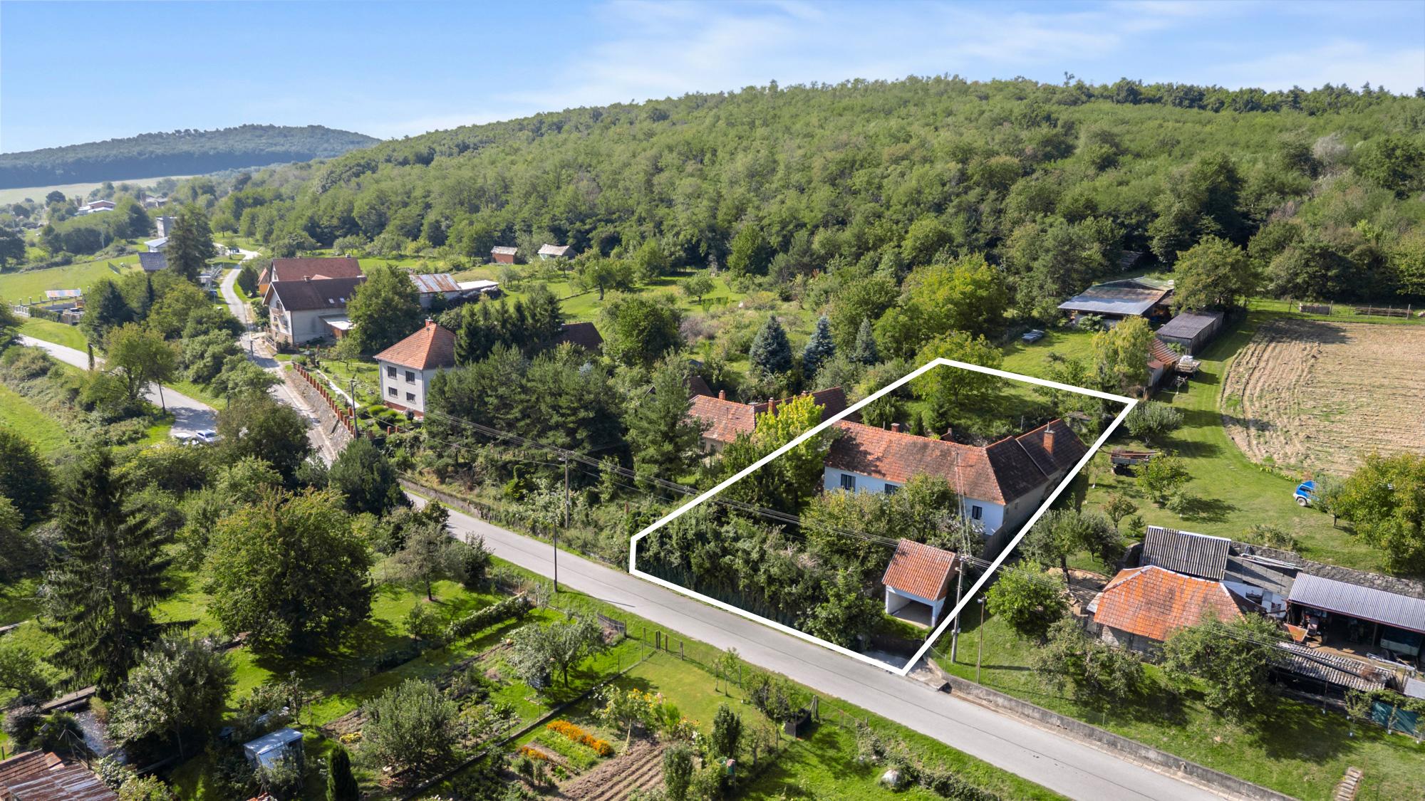 Príjemný domček v obci Zlatno s veľkou záhradou, ideálny na oddych aj trvalé bývanie