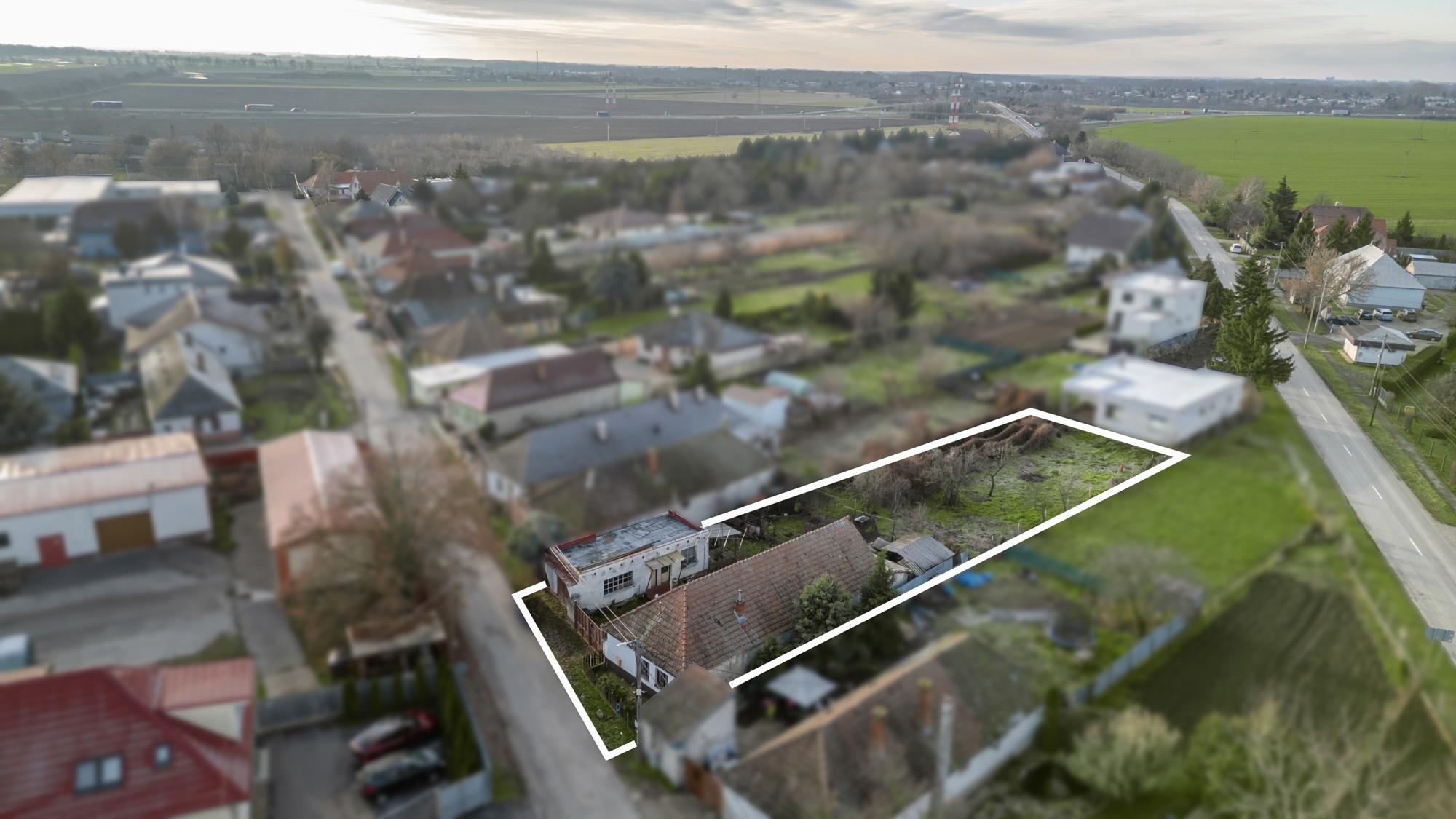 Lukratívny pozemok v centre Paty so starším domom – vhodné na rekonštrukciu alebo novú výstavbu (rodinný dom / dvojdom)