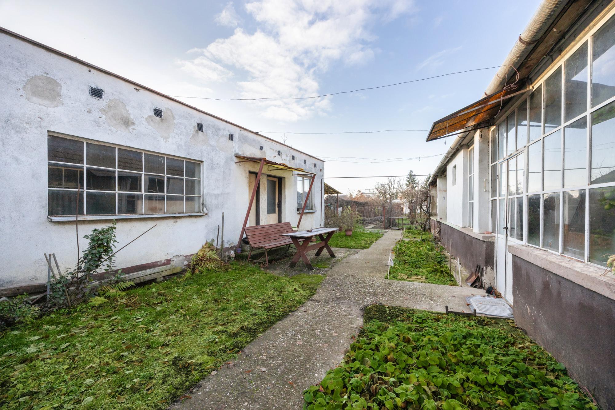 Lukratívny pozemok v centre Paty so starším domom – vhodné na rekonštrukciu alebo novú výstavbu (rodinný dom / dvojdom)