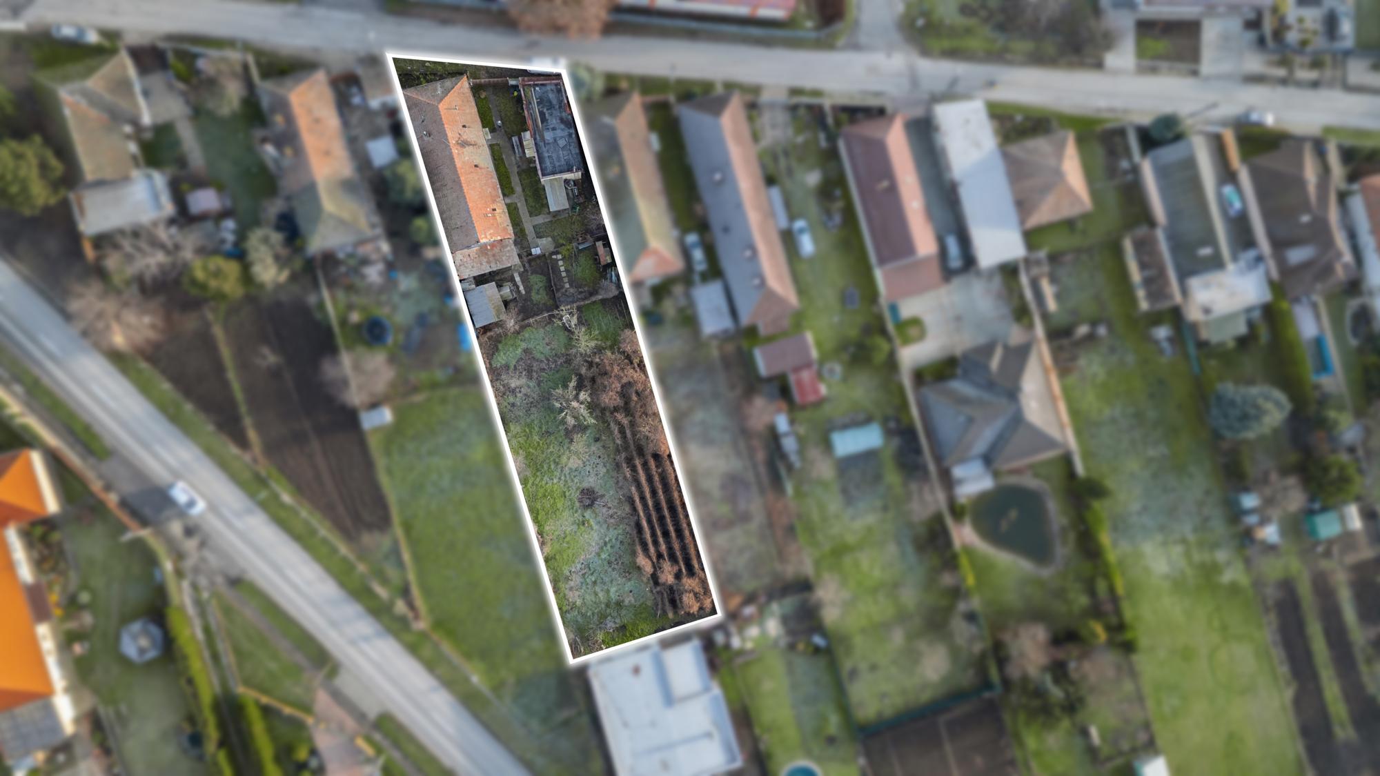 Lukratívny pozemok v centre Paty so starším domom – vhodné na rekonštrukciu alebo novú výstavbu (rodinný dom / dvojdom)