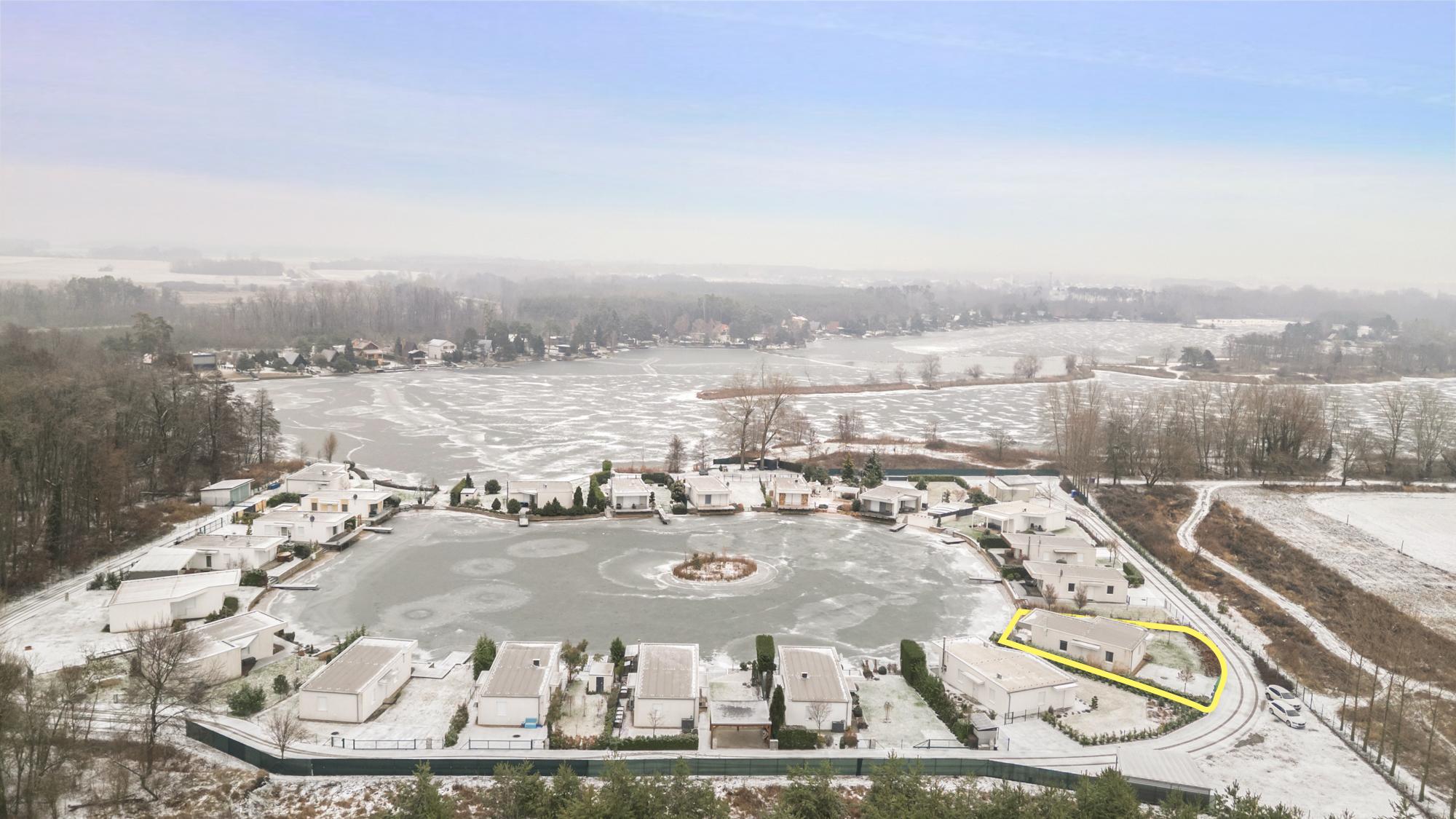 Štýlový víkendový dom s jazerom v srdci prírody v Malých Levároch