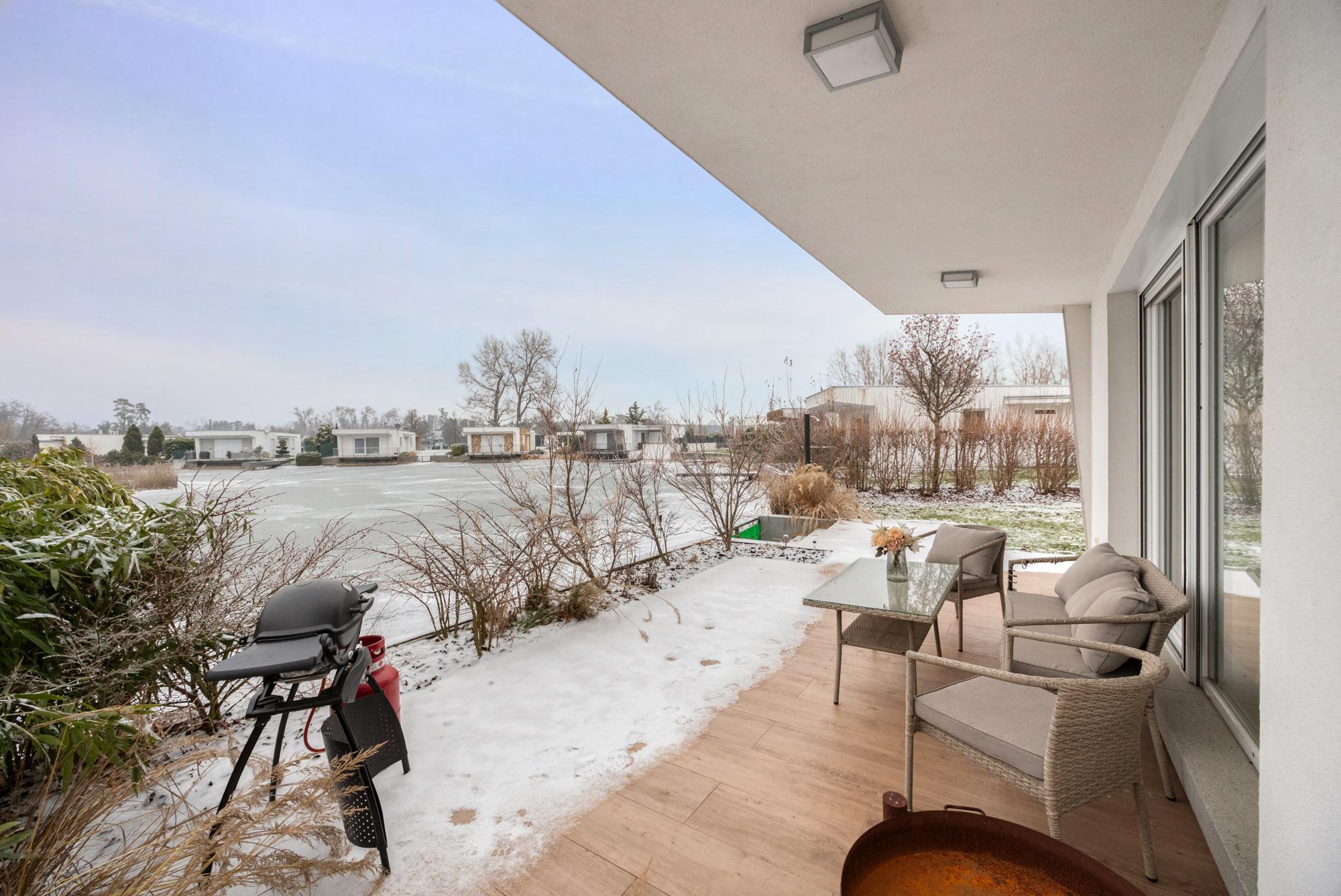 Štýlový víkendový dom s jazerom v srdci prírody v Malých Levároch