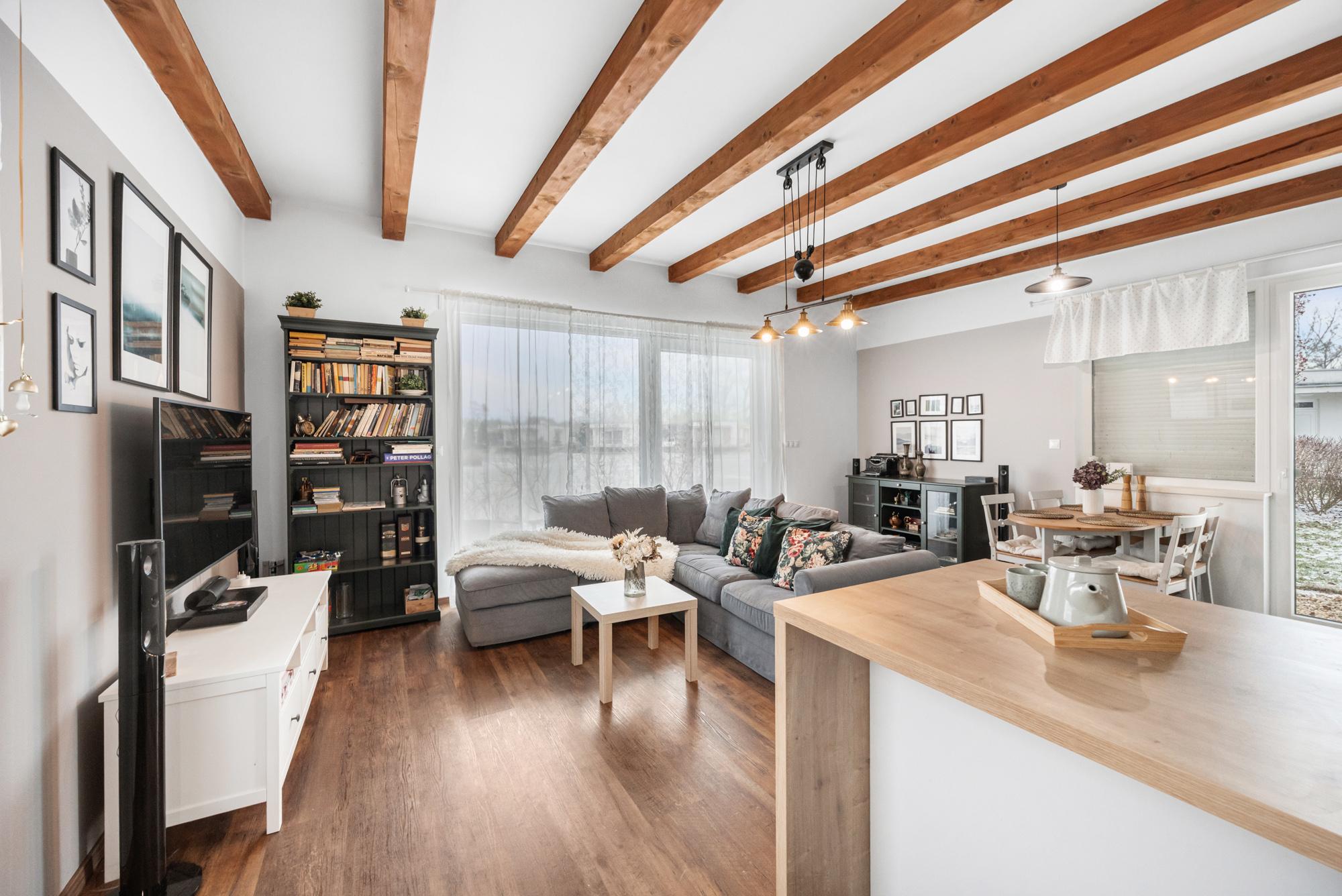 Štýlový víkendový dom s jazerom v srdci prírody v Malých Levároch