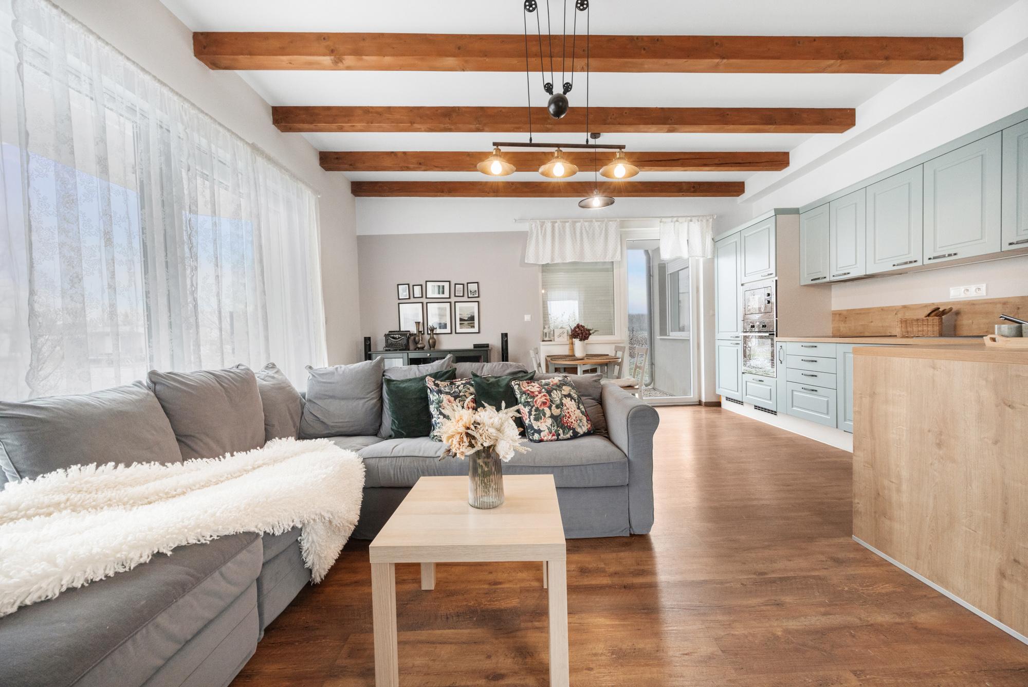 Štýlový víkendový dom s jazerom v srdci prírody v Malých Levároch