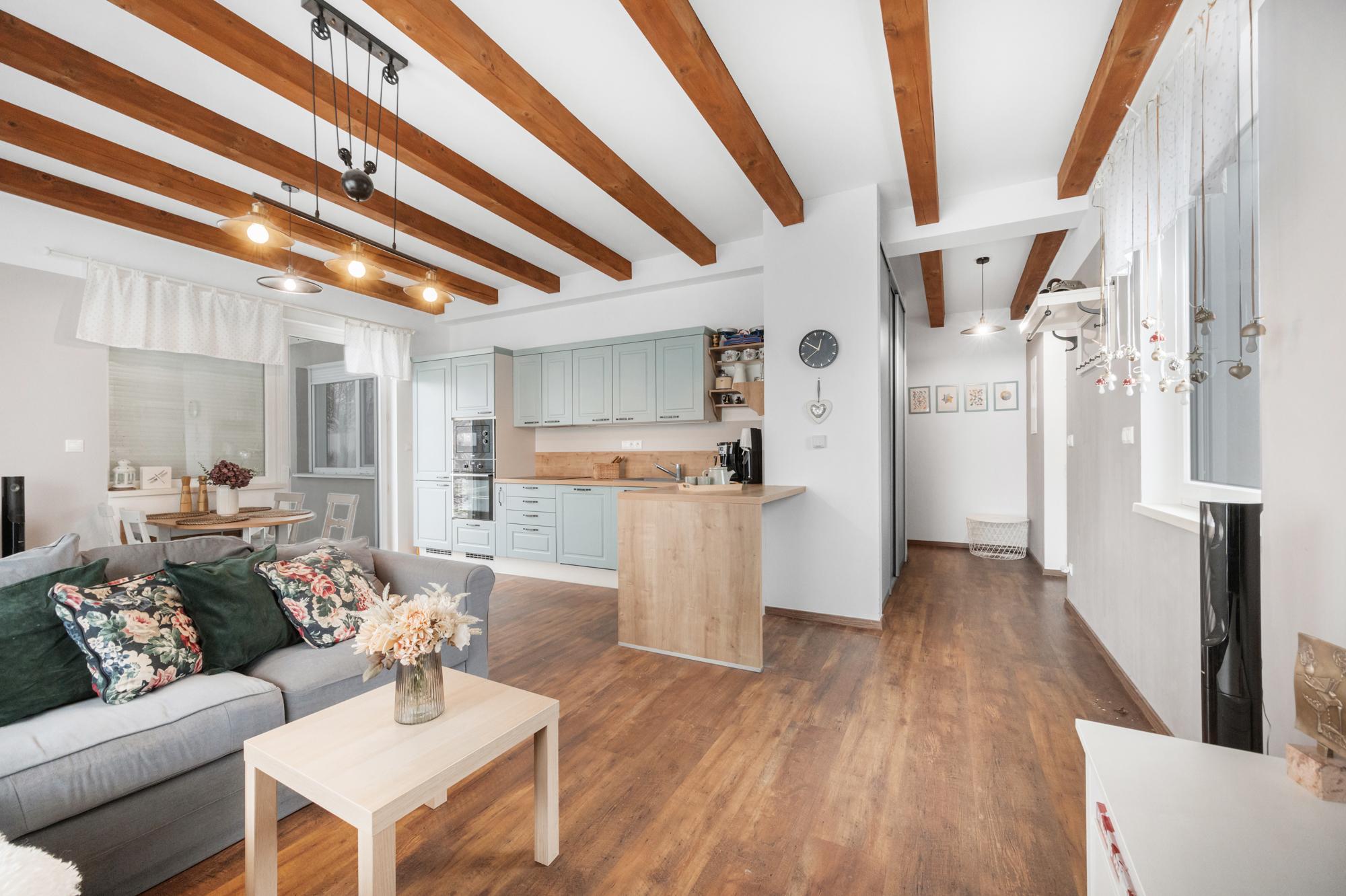 Štýlový víkendový dom s jazerom v srdci prírody v Malých Levároch