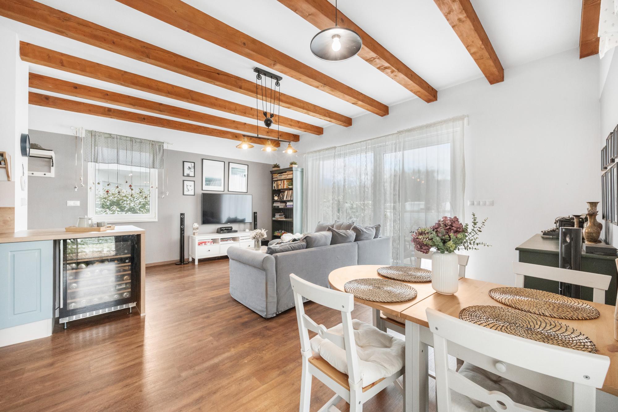 Štýlový víkendový dom s jazerom v srdci prírody v Malých Levároch