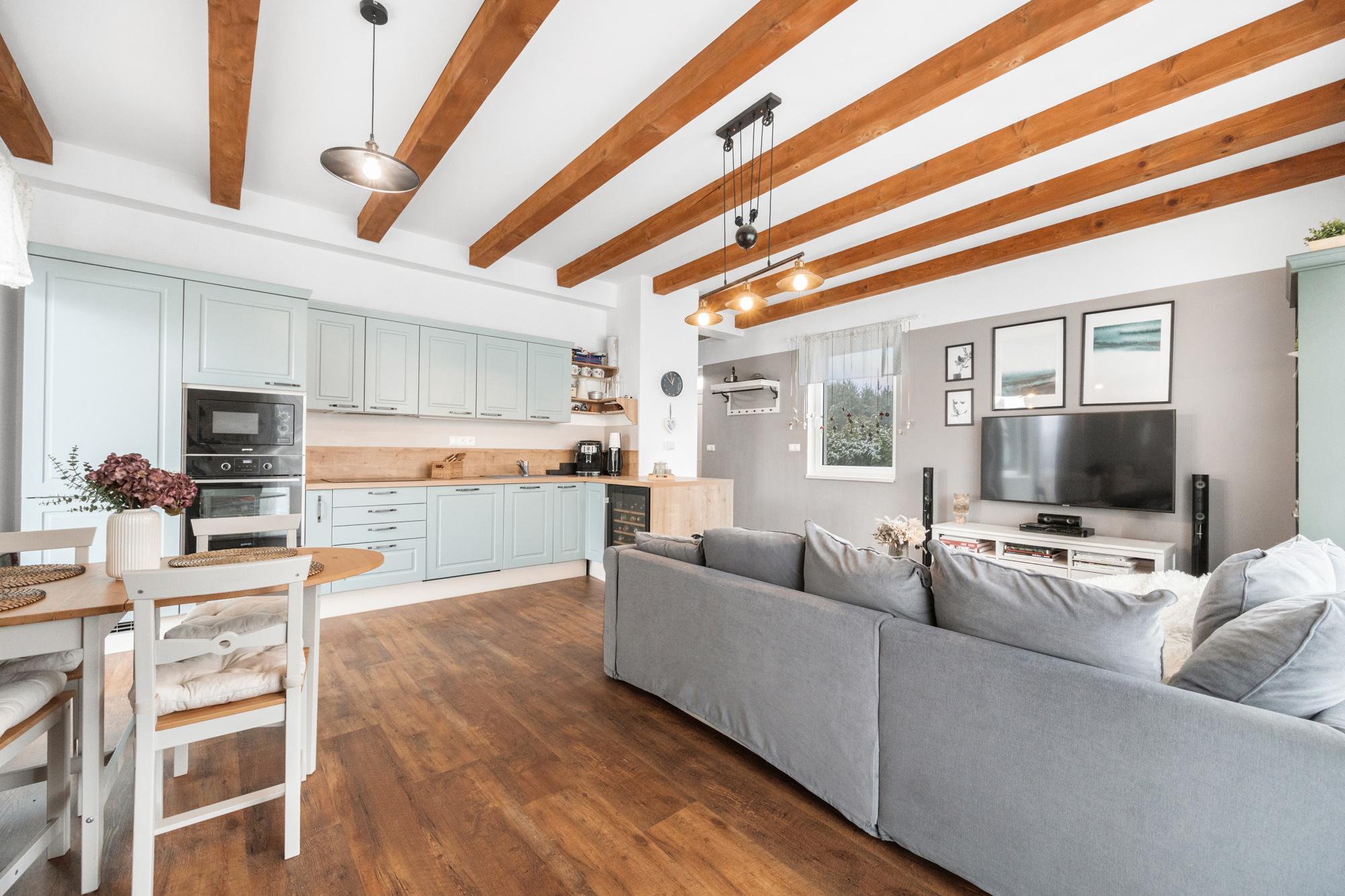 Štýlový víkendový dom s jazerom v srdci prírody v Malých Levároch