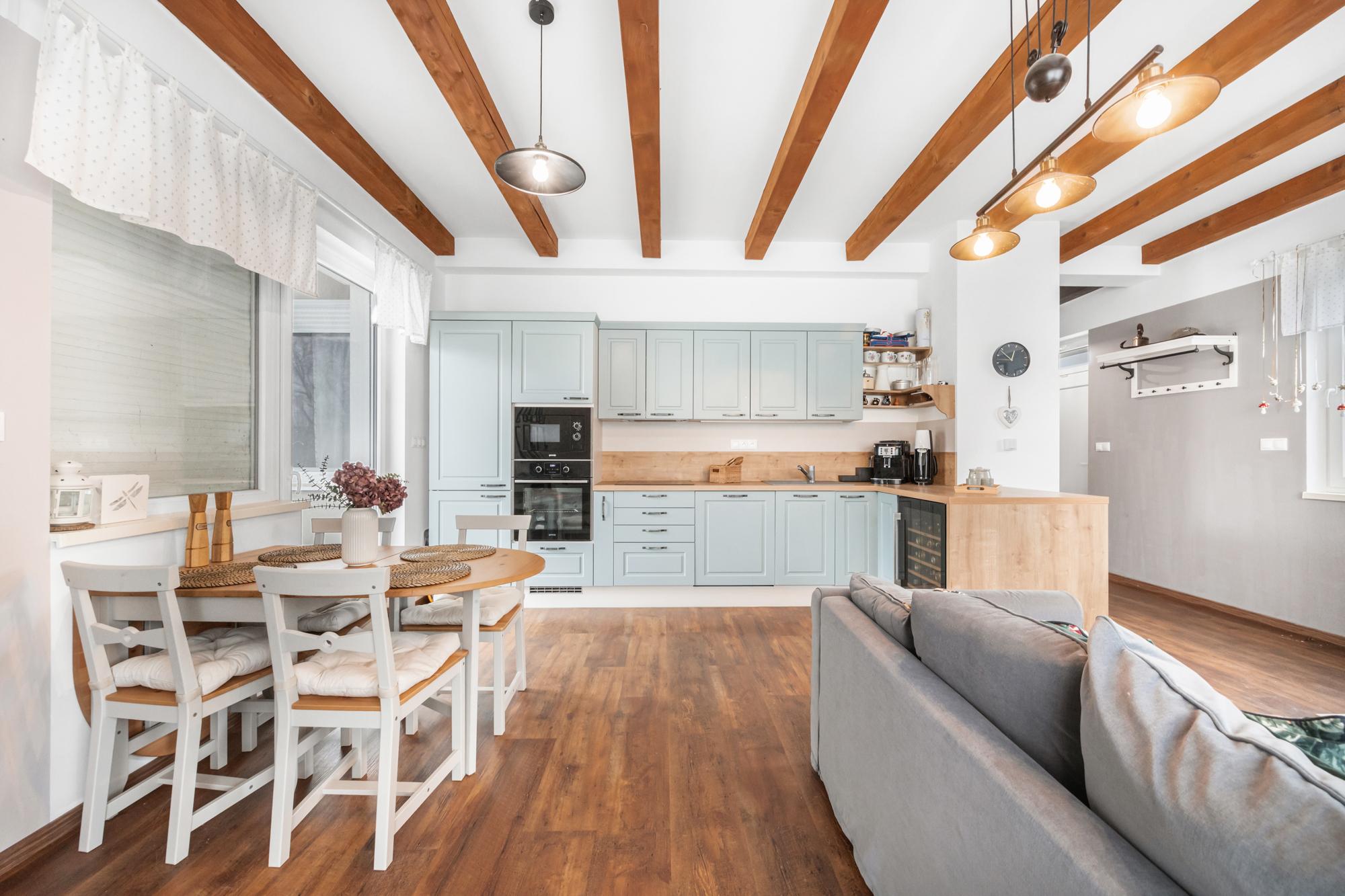 Štýlový víkendový dom s jazerom v srdci prírody v Malých Levároch