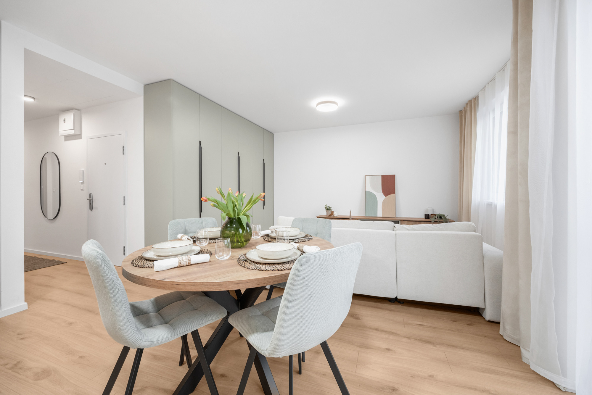 Novo zariadený, kvalitne vybavený 3-izbový byt s dvomi balkónmi a parkovaním na prenájom vo Hviezdoslavove