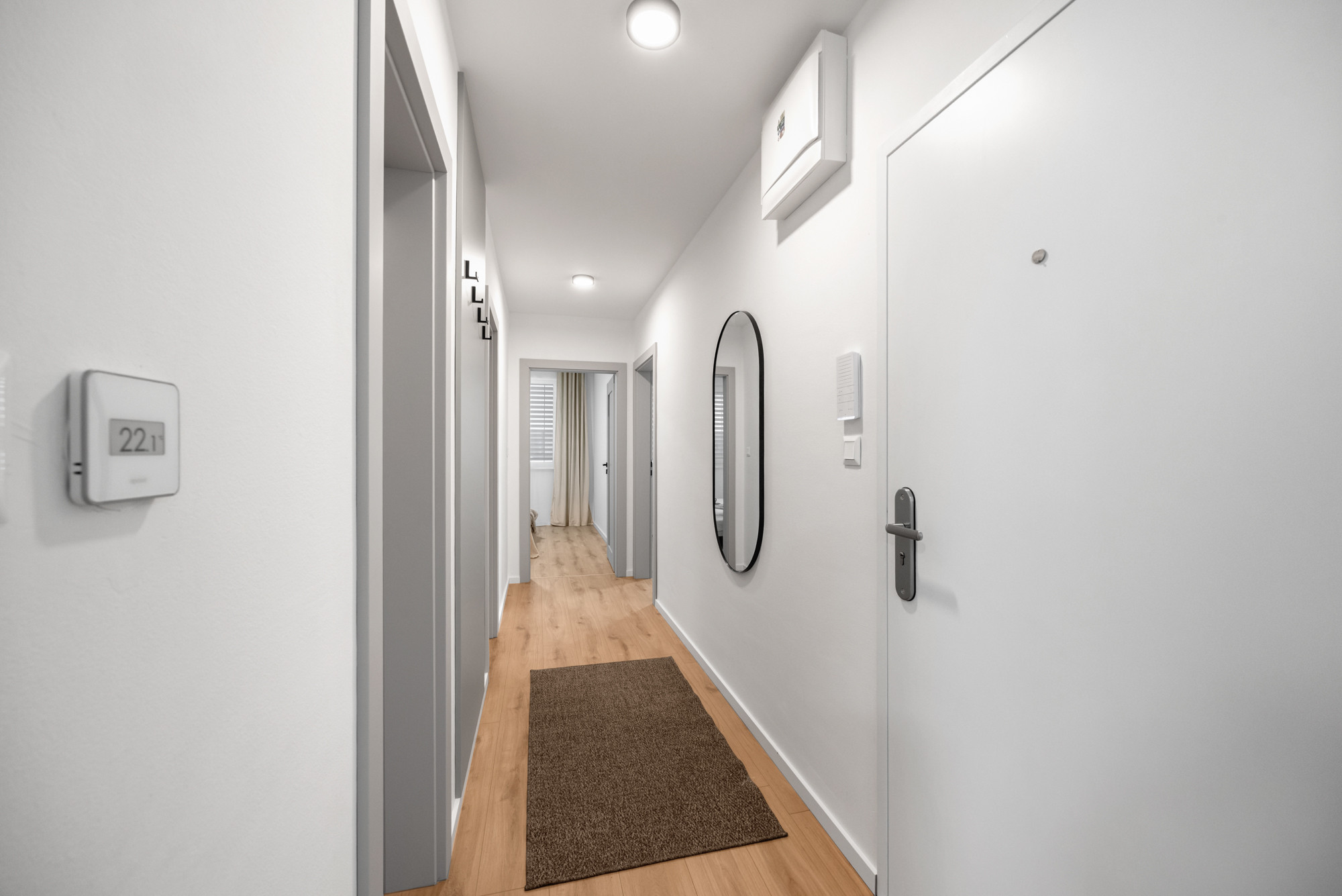 Novo zariadený, kvalitne vybavený 3-izbový byt s dvomi balkónmi a parkovaním na prenájom vo Hviezdoslavove