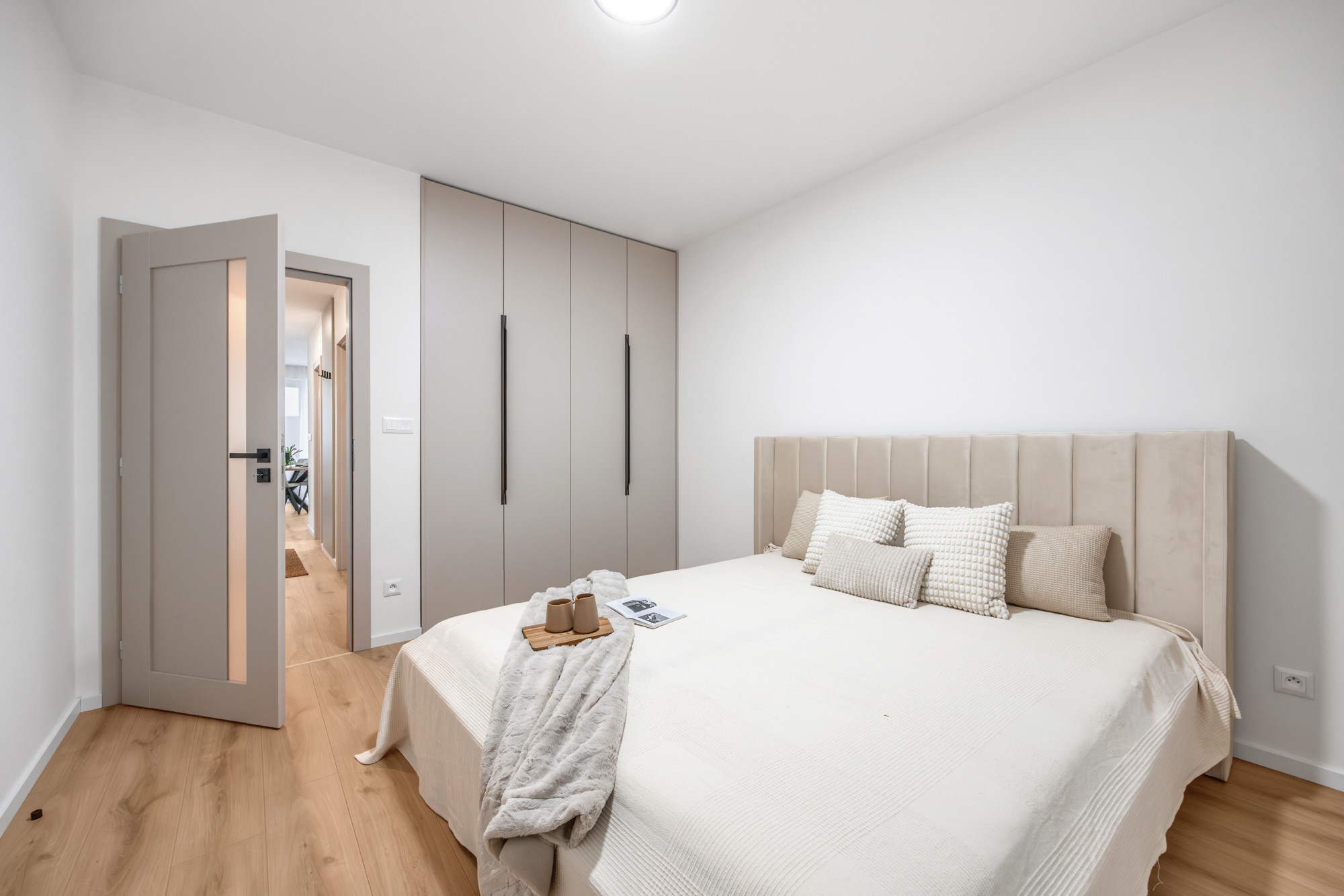 Novo zariadený, kvalitne vybavený 3-izbový byt s dvomi balkónmi a parkovaním na prenájom vo Hviezdoslavove