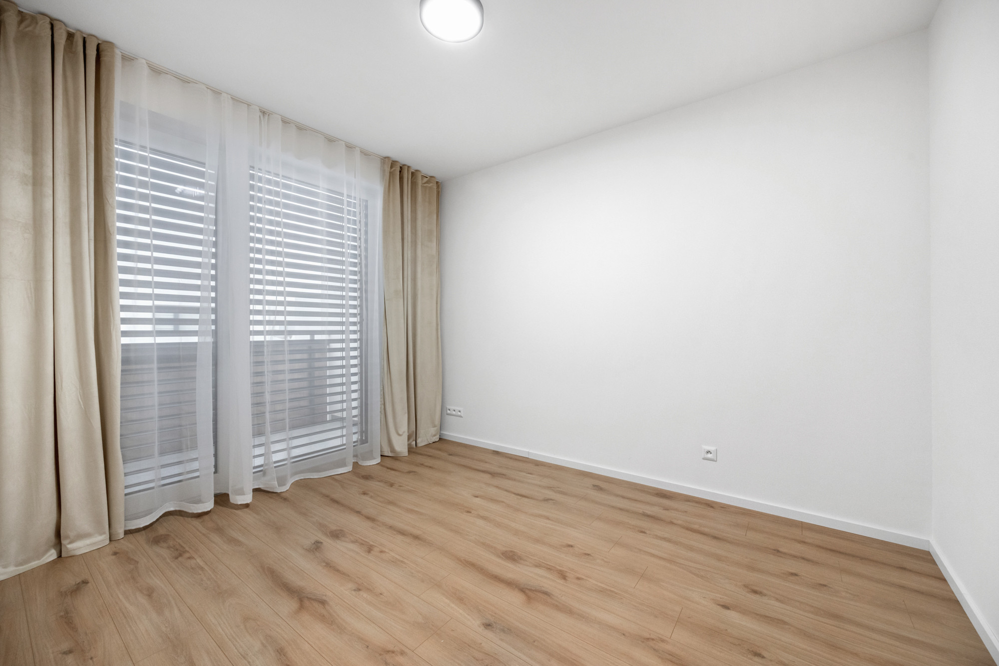 Novo zariadený, kvalitne vybavený 3-izbový byt s dvomi balkónmi a parkovaním na prenájom vo Hviezdoslavove