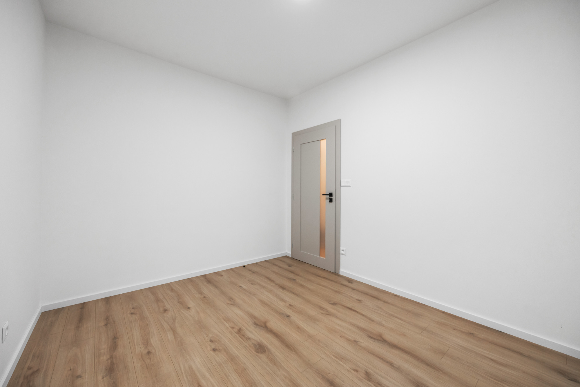 Novo zariadený, kvalitne vybavený 3-izbový byt s dvomi balkónmi a parkovaním na prenájom vo Hviezdoslavove
