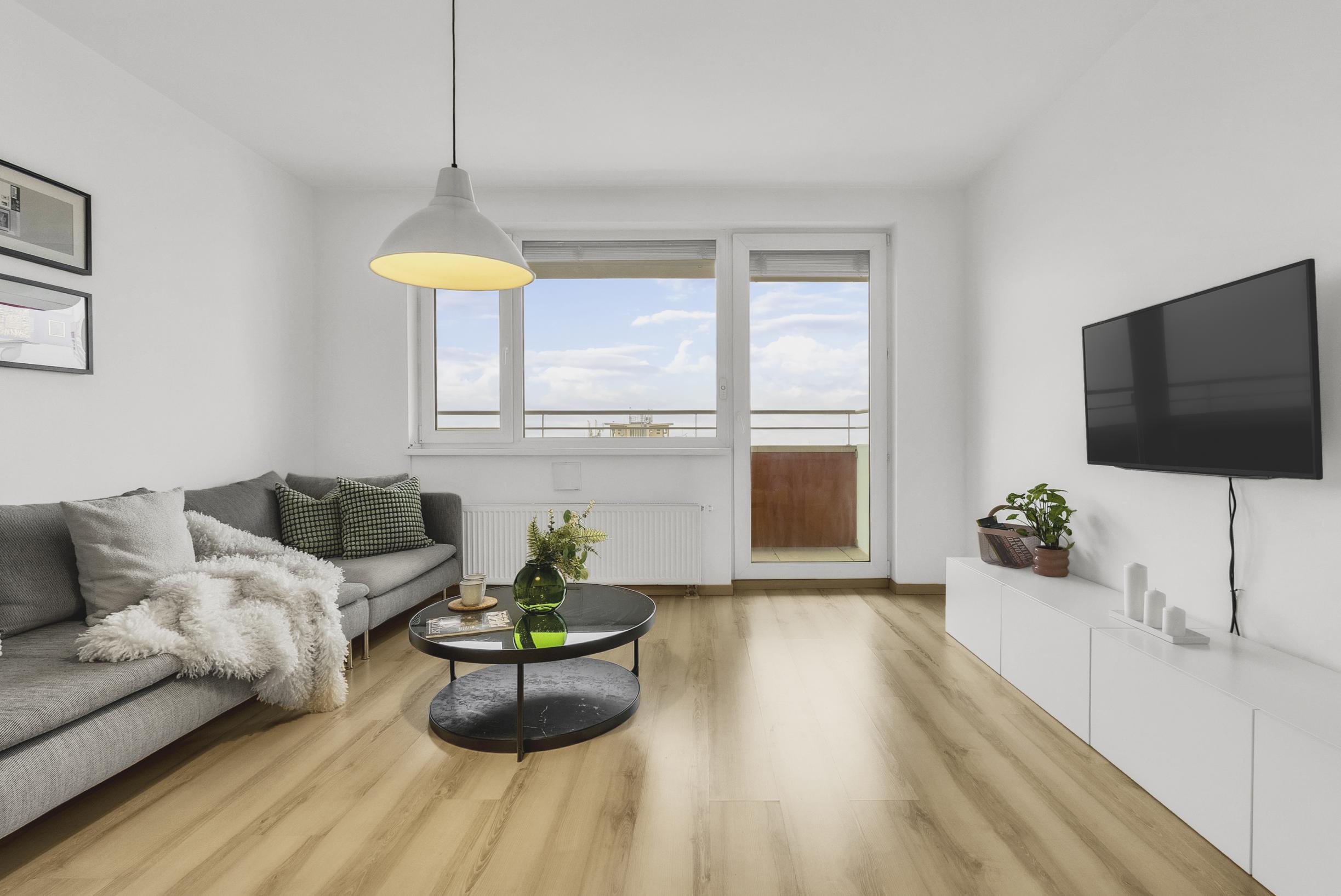 Rezervovaný - Priestranný 2 izbový byt v novostavbe Ship House v Ružinove s balkónom, garážovým státím a kompletným zariadením