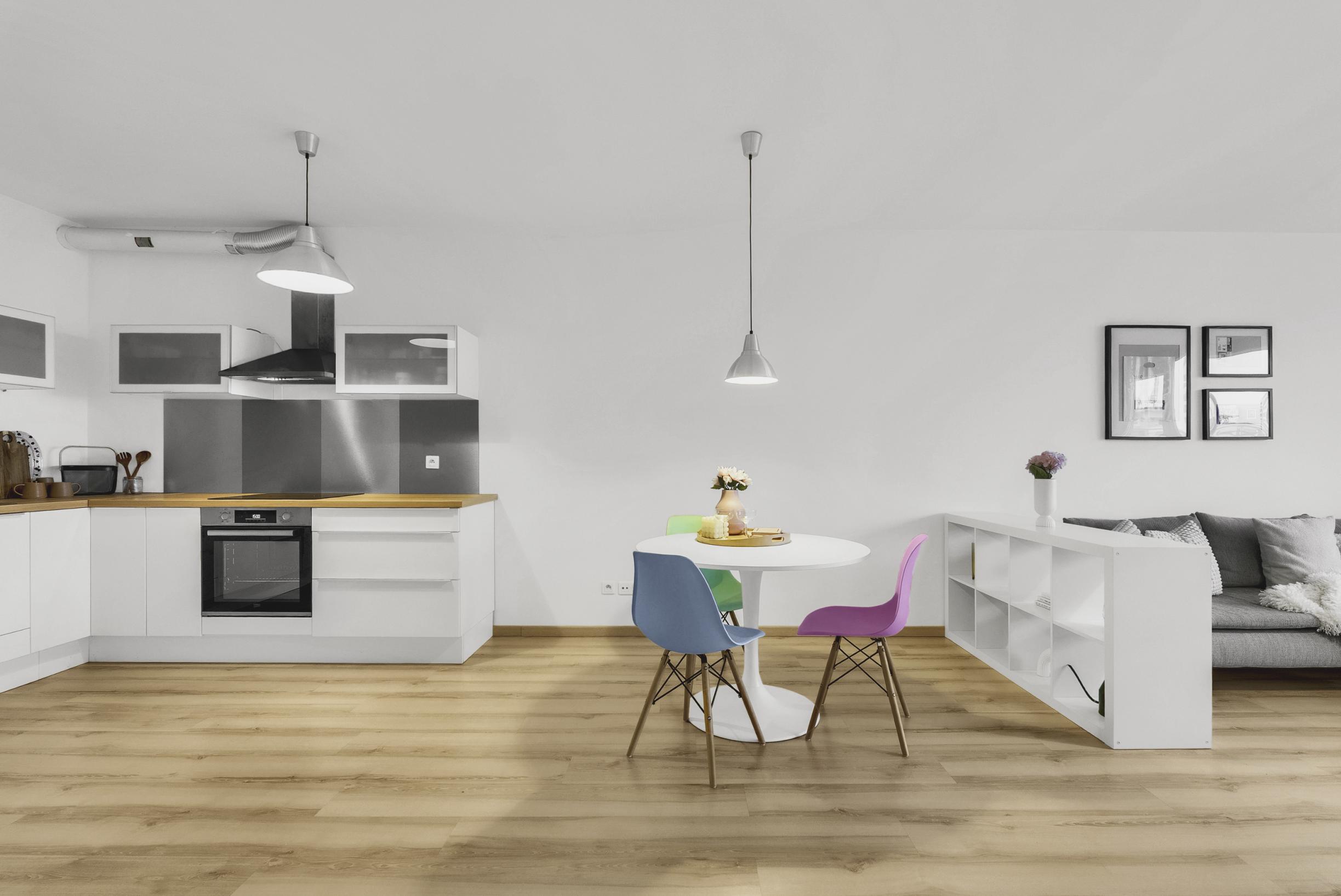 Rezervovaný - Priestranný 2 izbový byt v novostavbe Ship House v Ružinove s balkónom, garážovým státím a kompletným zariadením