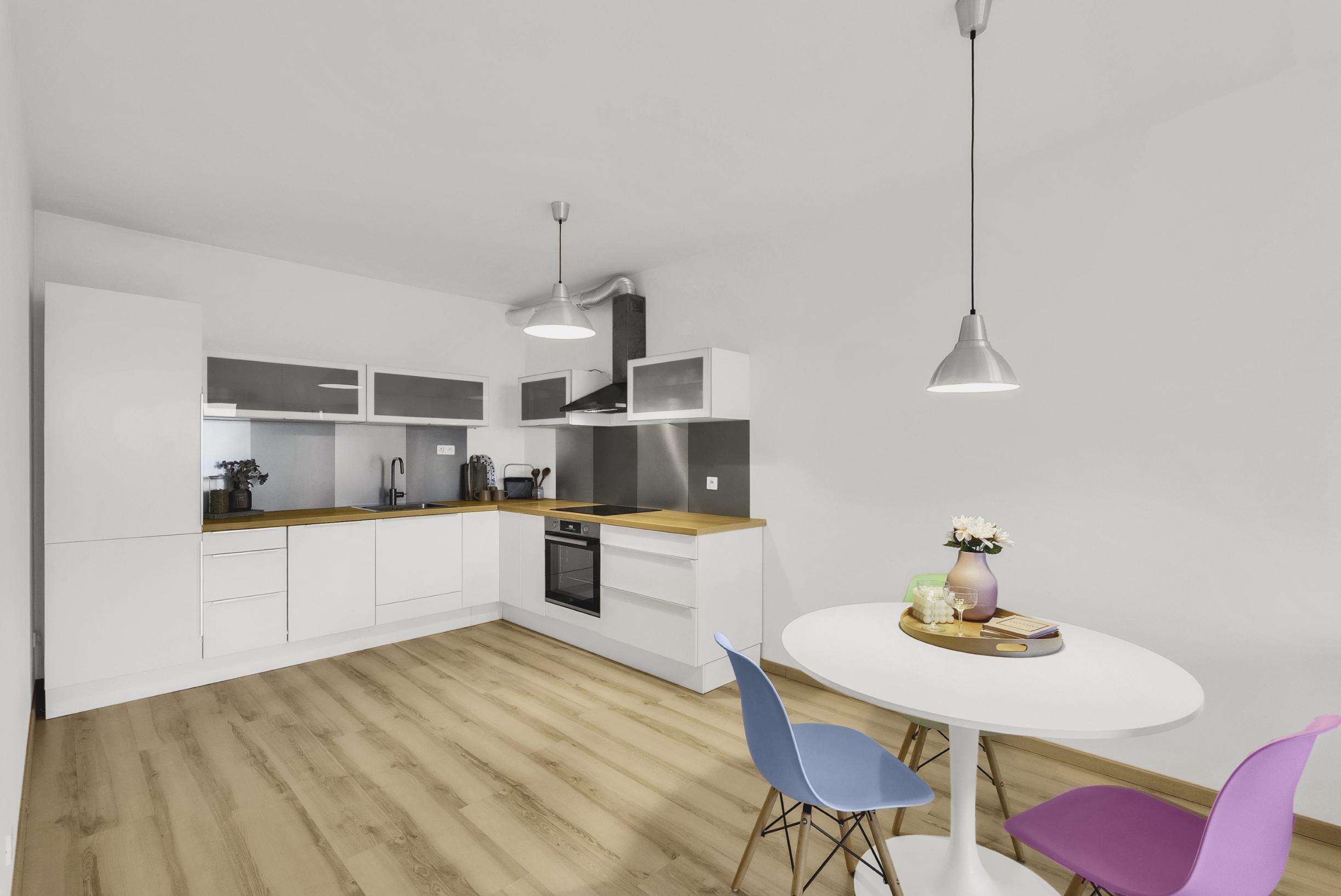 Rezervovaný - Priestranný 2 izbový byt v novostavbe Ship House v Ružinove s balkónom, garážovým státím a kompletným zariadením