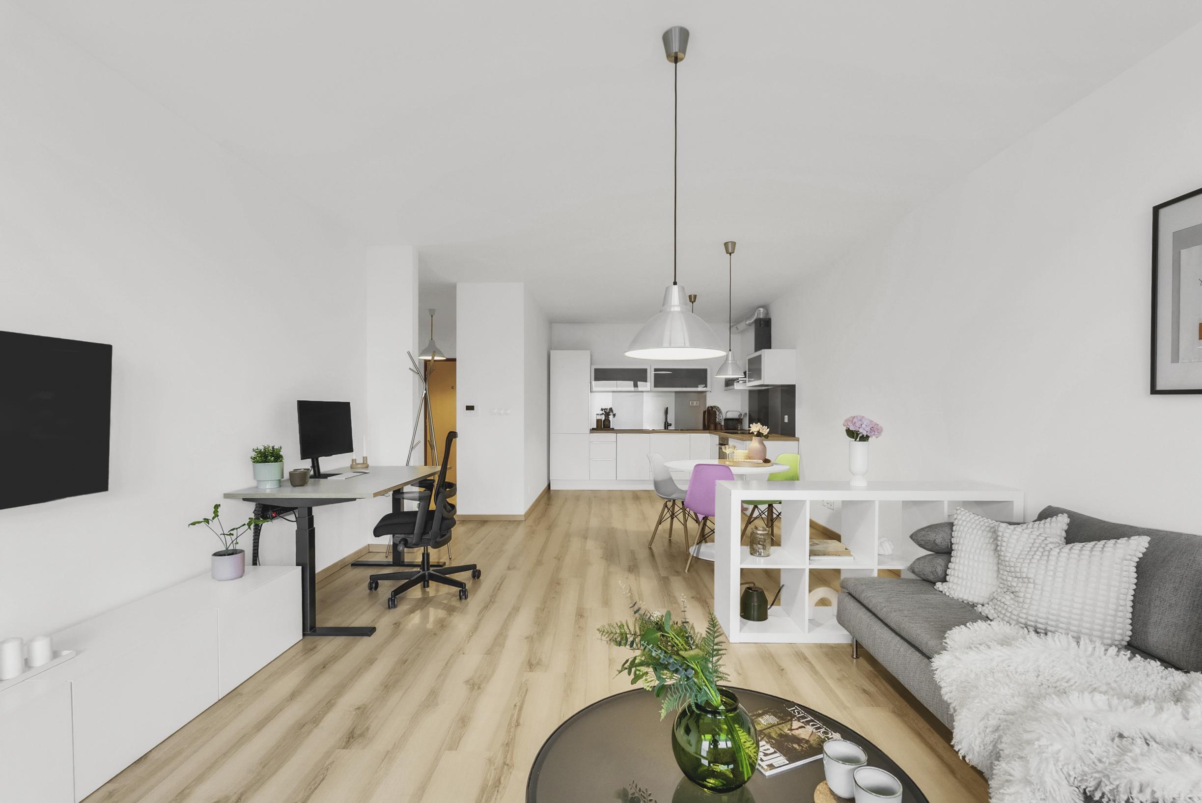 Rezervovaný - Priestranný 2 izbový byt v novostavbe Ship House v Ružinove s balkónom, garážovým státím a kompletným zariadením