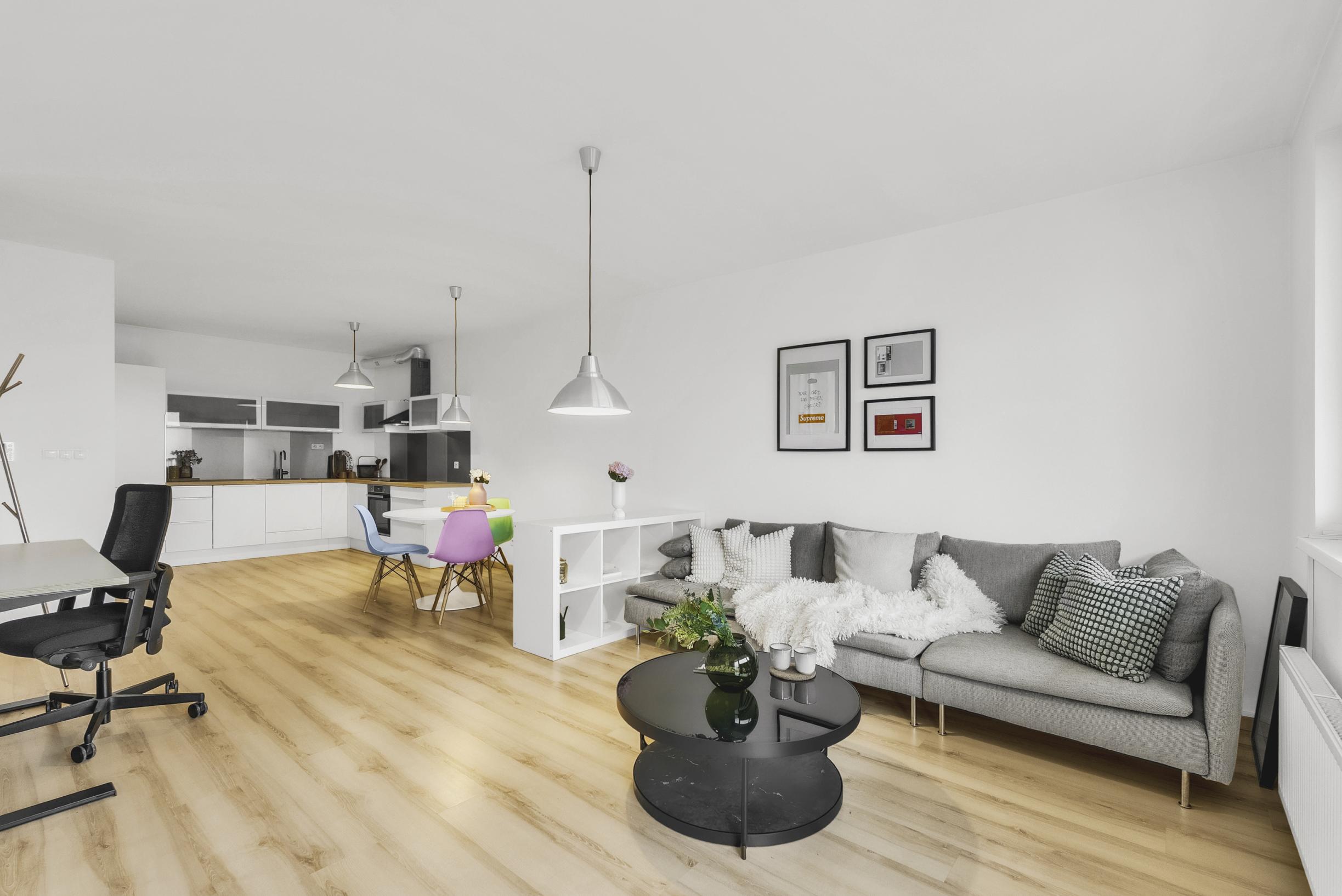 Rezervovaný - Priestranný 2 izbový byt v novostavbe Ship House v Ružinove s balkónom, garážovým státím a kompletným zariadením