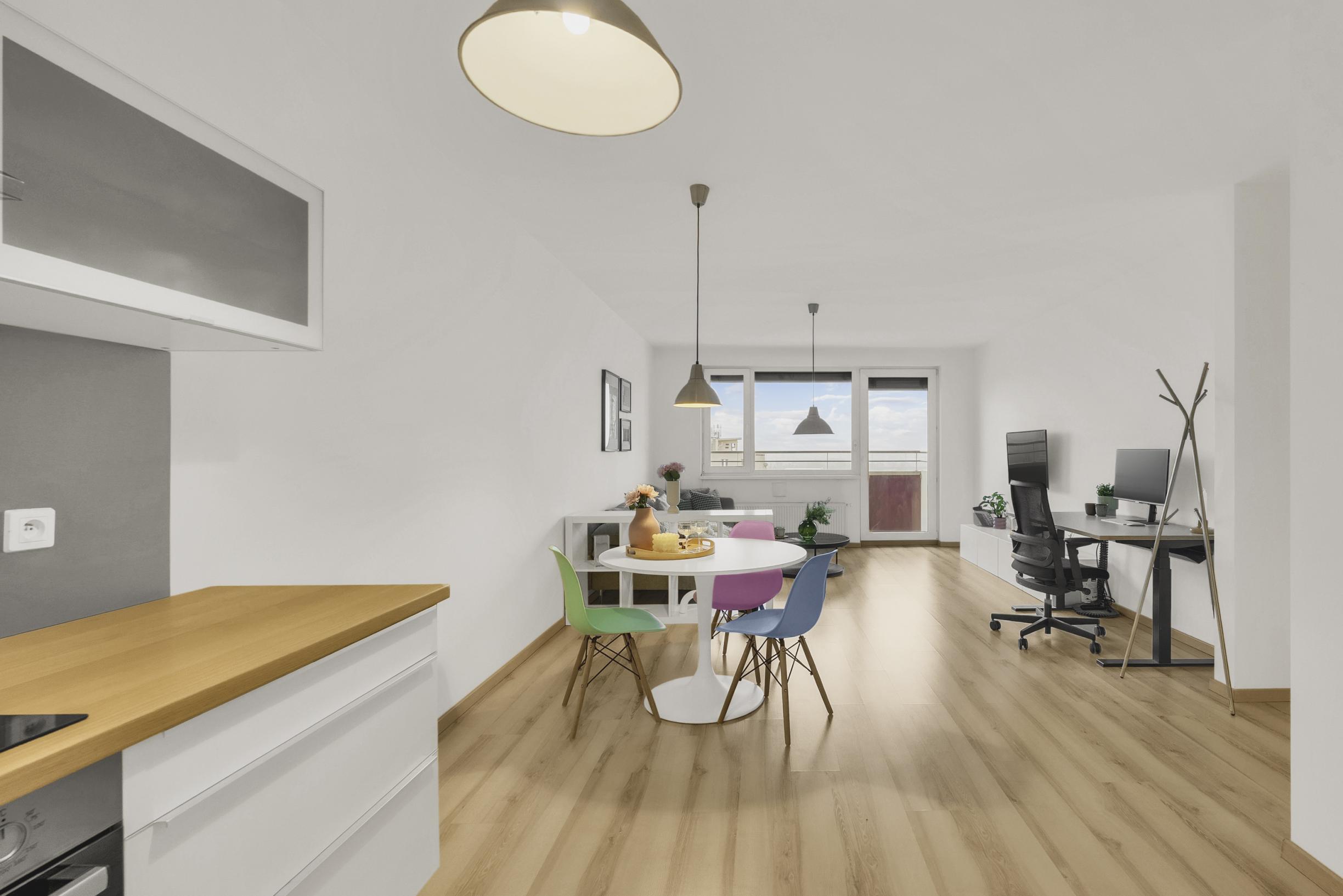 Rezervovaný - Priestranný 2 izbový byt v novostavbe Ship House v Ružinove s balkónom, garážovým státím a kompletným zariadením