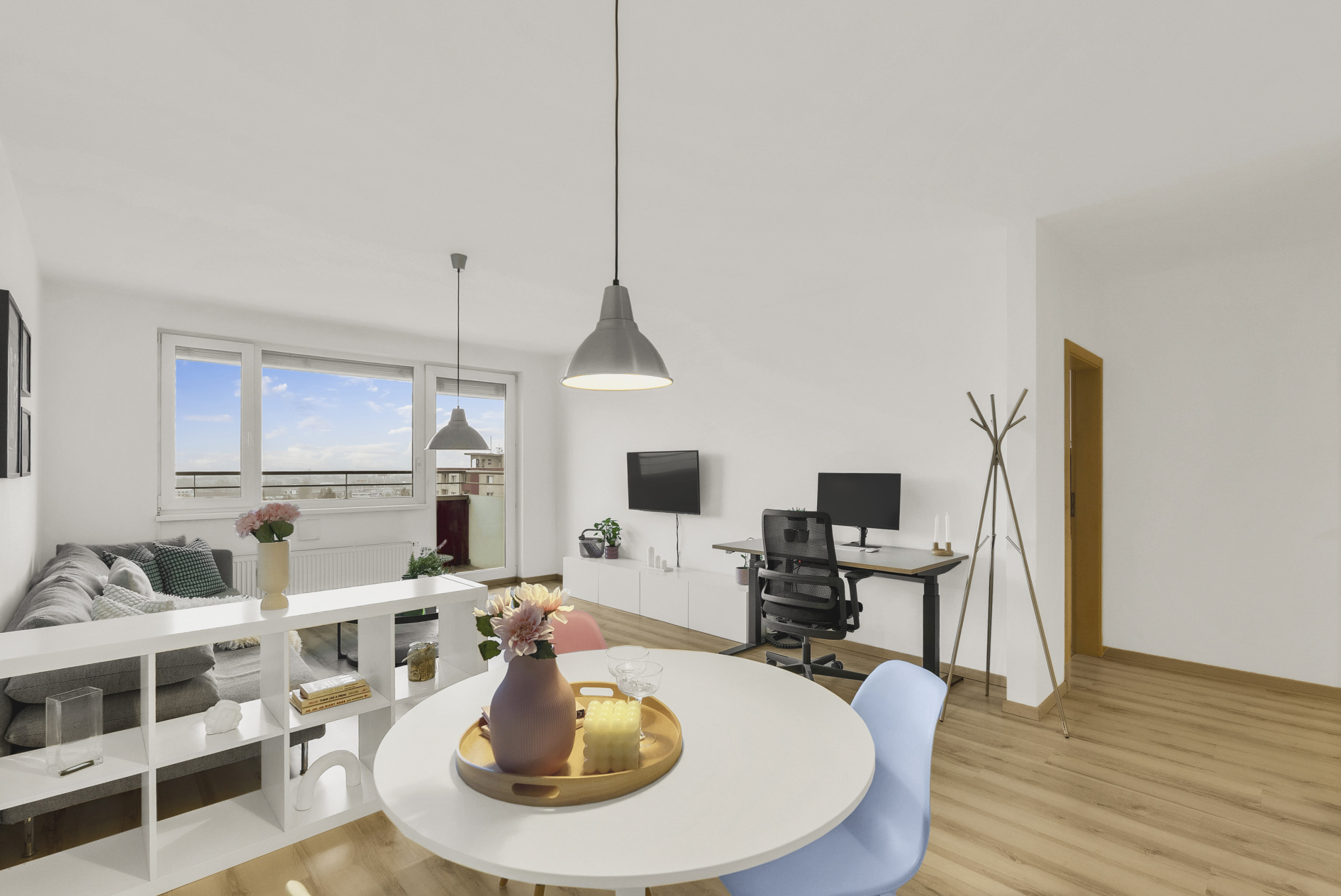 Rezervovaný - Priestranný 2 izbový byt v novostavbe Ship House v Ružinove s balkónom, garážovým státím a kompletným zariadením